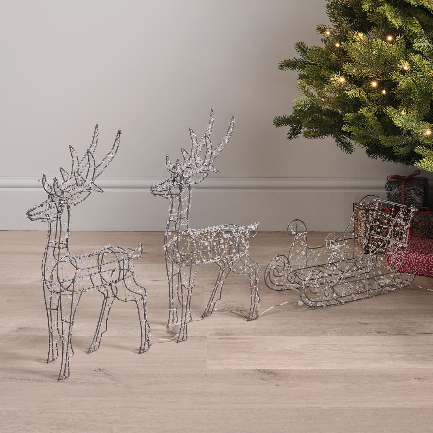 Lights4fun - Set di 2 Renne Natalizie Illuminate, con Slitta, Decorazione in Miniatura, Addobbi di Natale con 150 Luci Micro LED Bianco Caldo, con Timer, Cavo di Alimentazione, per Interni ed Esterni