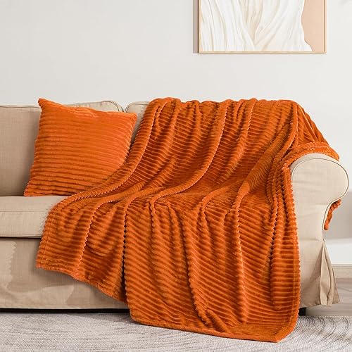 Vessia Manta de franela de vellón naranja (50 x 71 pulgadas) para sofá con funda de almohada (18 x 18 pulgadas), manta ligera a rayas, manta de cama