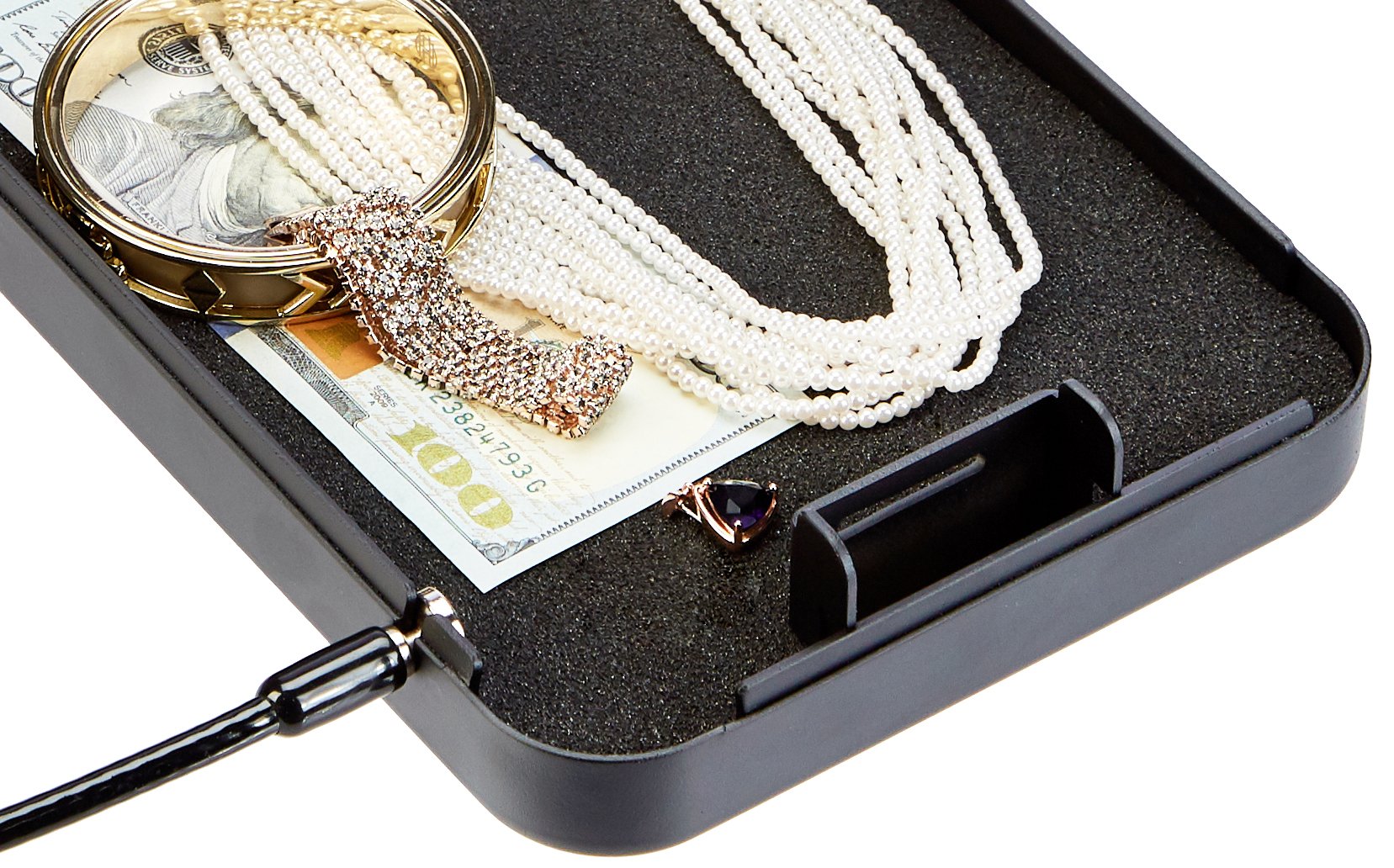 MASTER LOCK Tragbarer Tresor [Zahlenschloss] [mit Kabel] [Schwarz] 5900EURD – Sichern Sie Ihre Wertgegenstände auf Reisen & Amazon Basics - Tragbare Sicherheitsbox mit Zahlenschloss, extra-groß