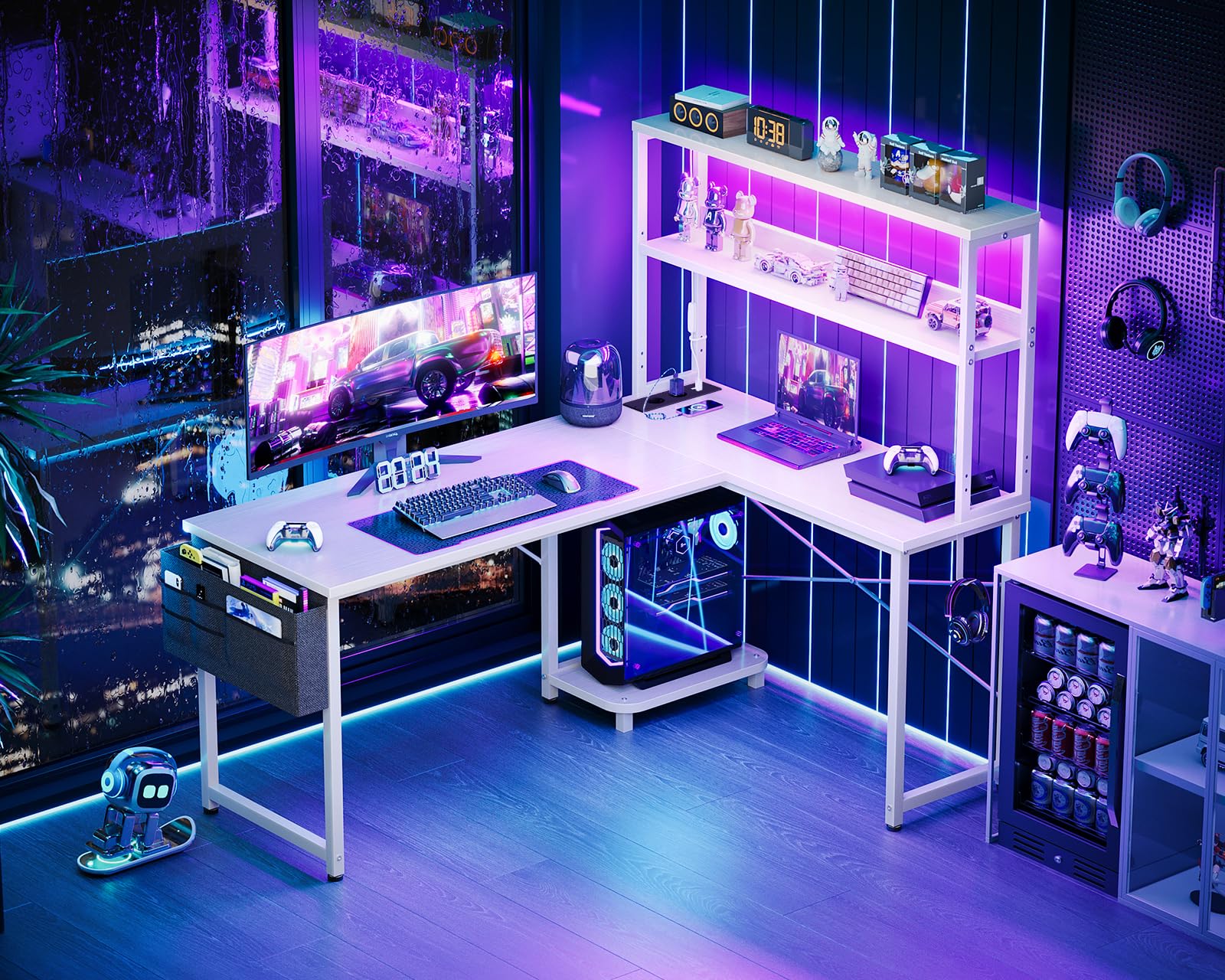 Coleshome Scrivania Gaming con LED e Prese, 135 × 100 cm Scrivania Gaming Angolare Reversibile con Scaffali Portaoggetti, Scrivania Angolare con Borsa Portaoggetti per Giocatori, Bianco