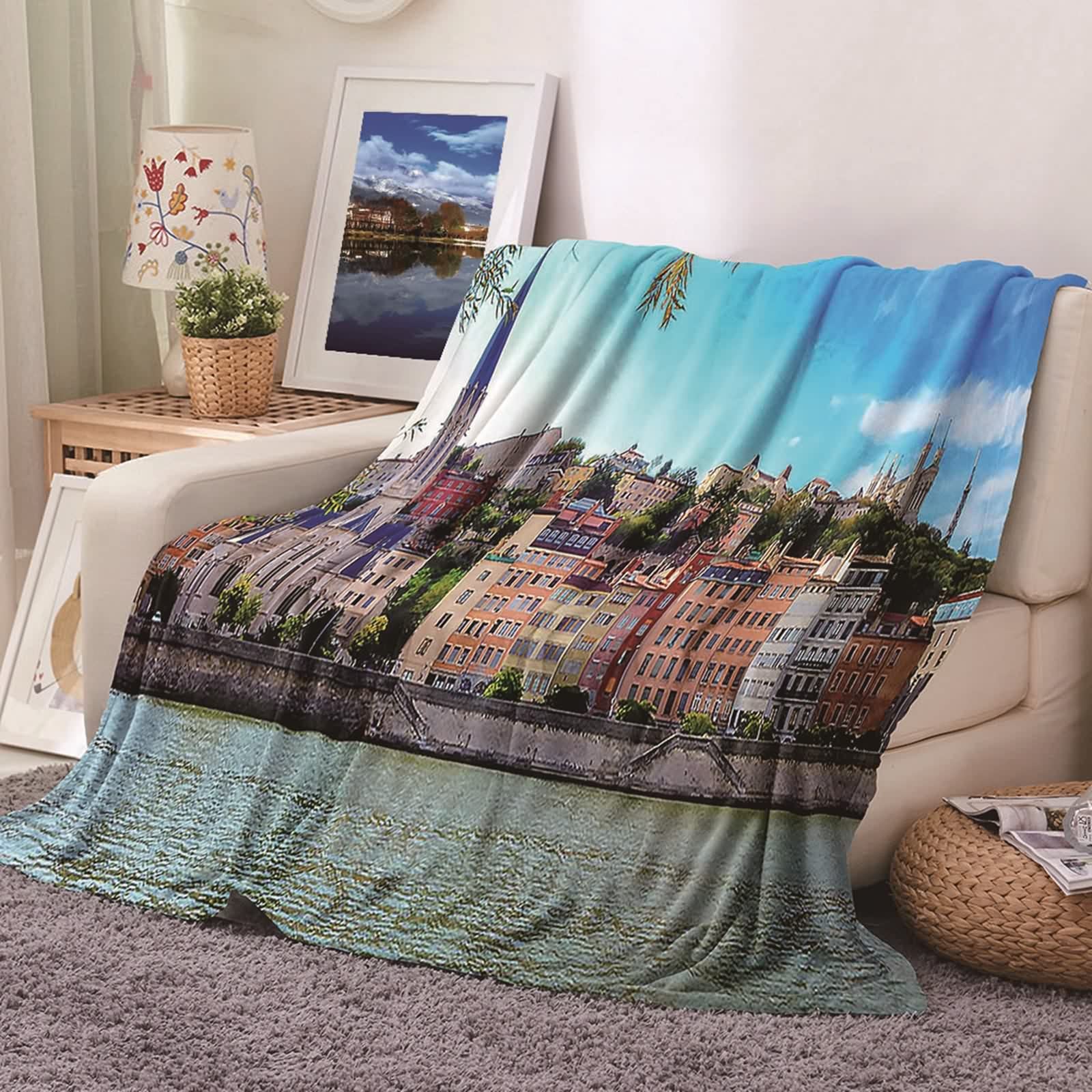 Couverture plaid en flannel pour moments cocooning sur le canapé du salon