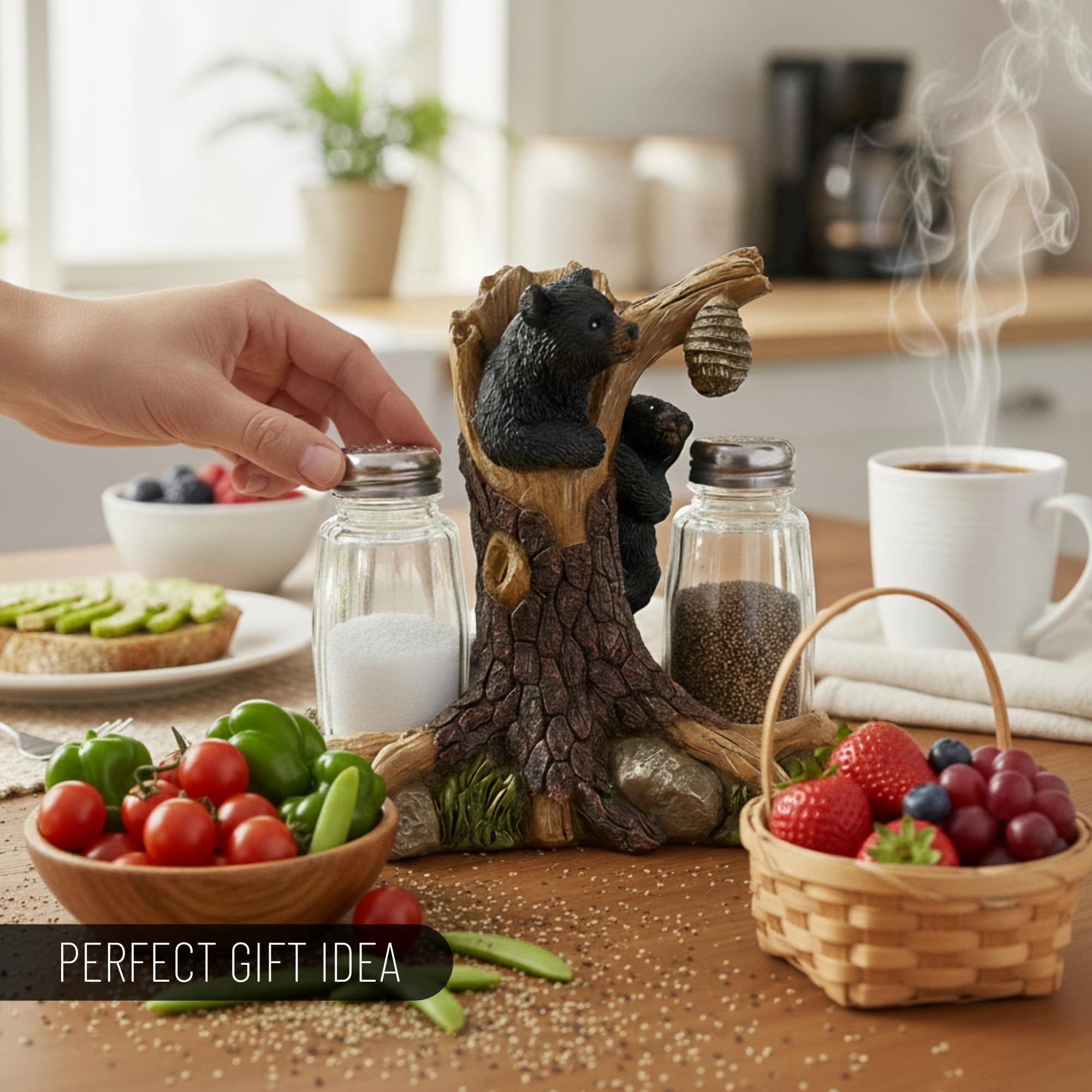 Pine Ridge Salero y pimentero de oso – Dos agitadores de vidrio, soporte de oso en árbol para especias y condimentos, para cocina, comedor o decoración de mesa