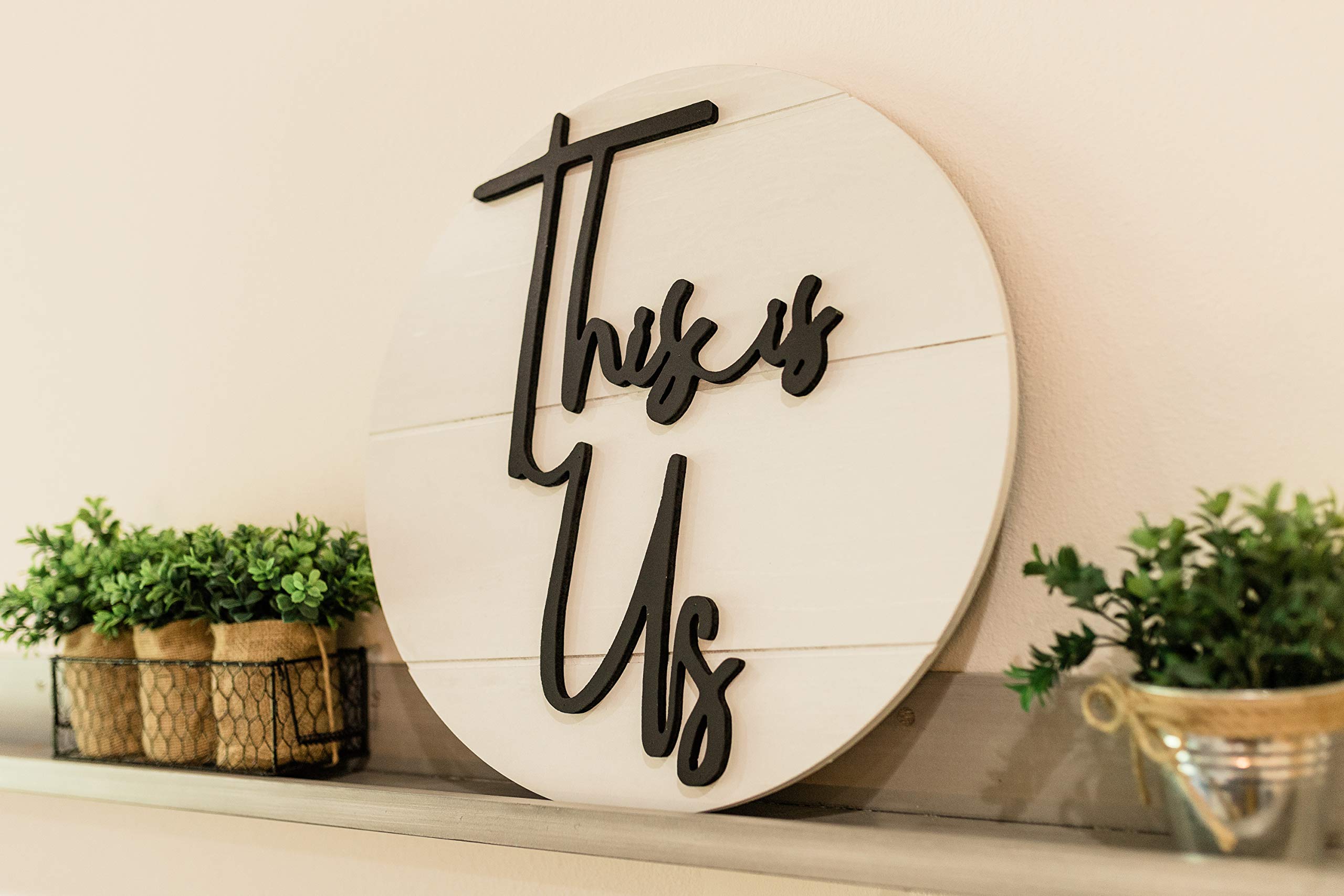 Cartel de pared con texto en inglés "This is Us Shiplap Modern Farmhouse", de madera rústica (blanco), 45,72 cm de diámetro con texto en 3D de madera recortada