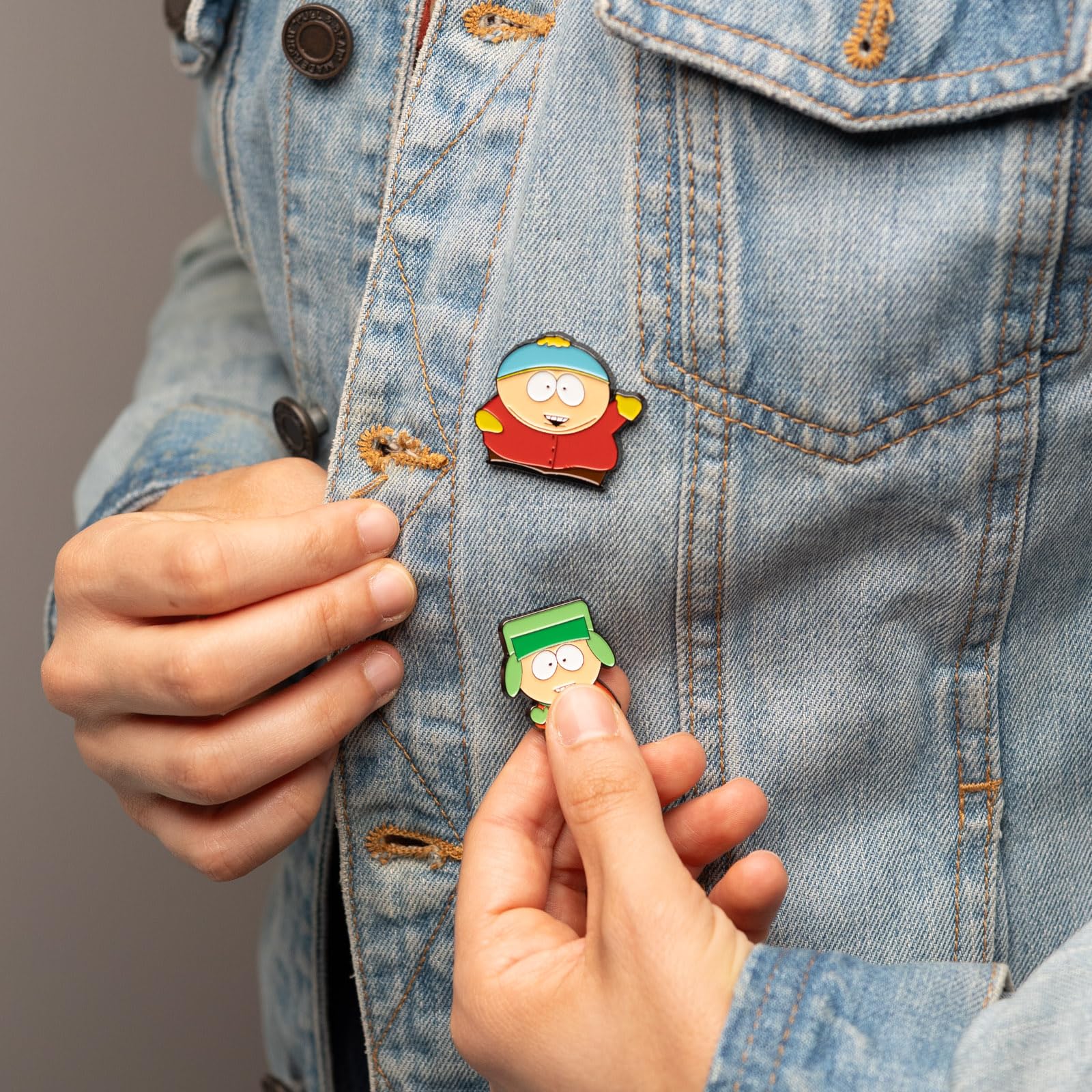 Grupo Erik Set Pins South Park - 4 Figuras, Broches Ropa : Pins para Mochila o Pin para Ropa | Merchandising oficial - Accesorio camiseta o pines para mochila original