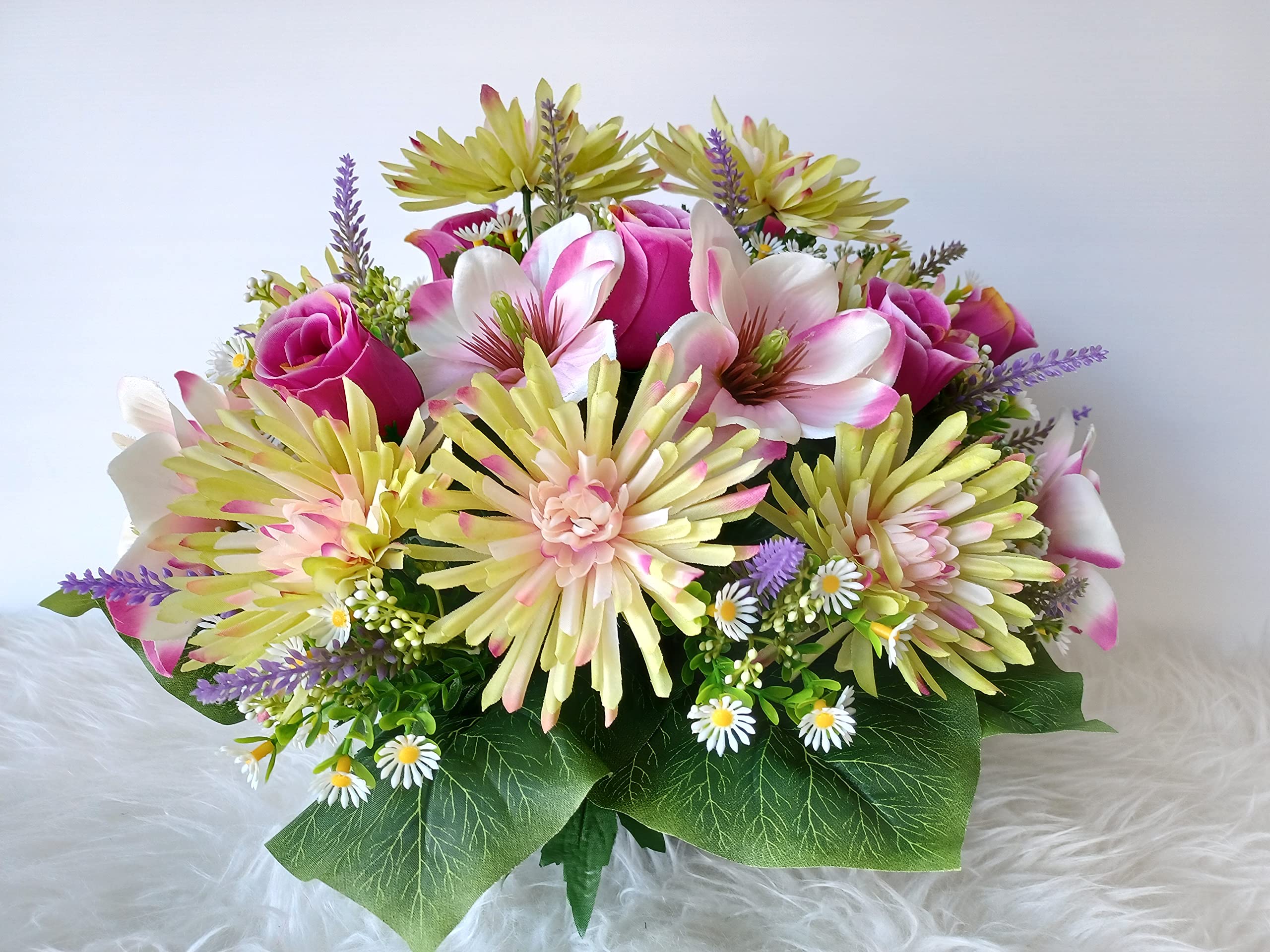 Composition de Fleurs Artificielles, Lesté Ciment pour Une Parfaite Tenue à L' Extérieur. Réalisé par nos Soins, Fleurs de Qualité.