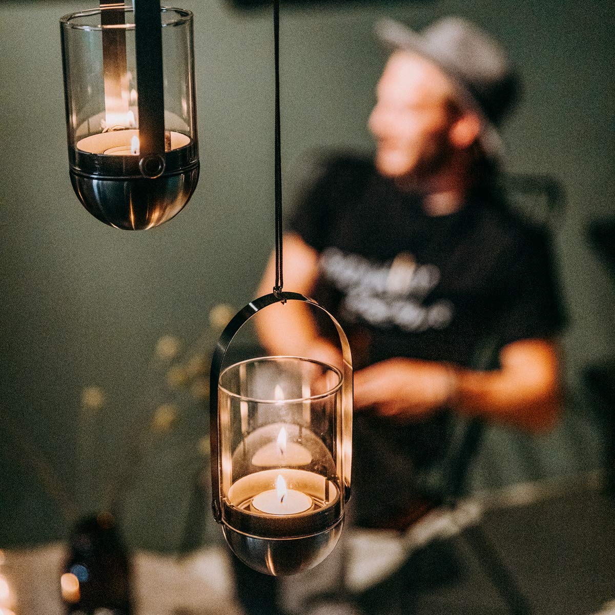 höfats - Gravity Candle mit Hängesystem Silber - Windlicht und Teelichthalter - inteligenter Kerzenhalter hält Kerze waagerecht - Hängelösung ermöglicht Aufhängen des Teelichthalters