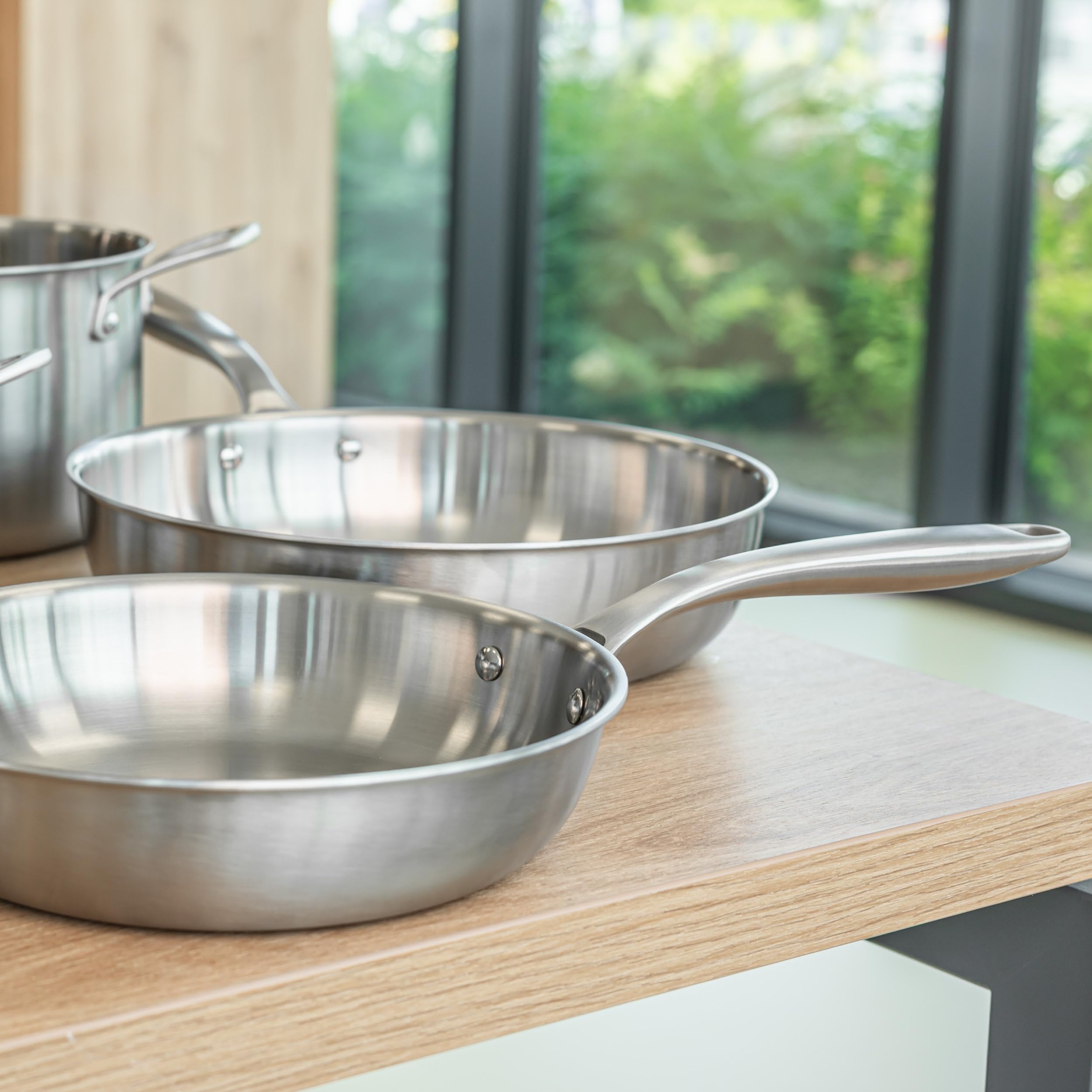 Remoska PROXIMA Pfanne Edelstahlpfanne aus drei Metallschichten Induktion Ofenfest 220 °C Spülmaschinenfest Hergestellt in der Tschechischen Republik (WOK 28 cm)