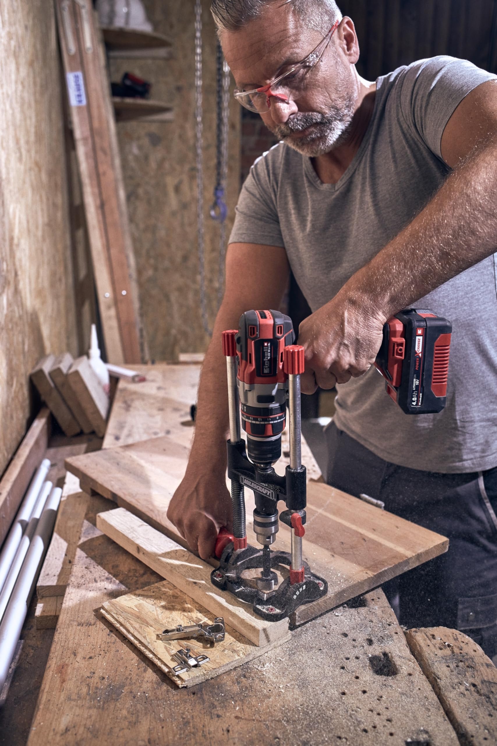 kwb Mobiler Bohrständer mit Bohrfutter, für präzises Bohren, Einstellbare Winkelarretierung, für Flächen und runde Werkstücke, Manuell, Standard, Grau
