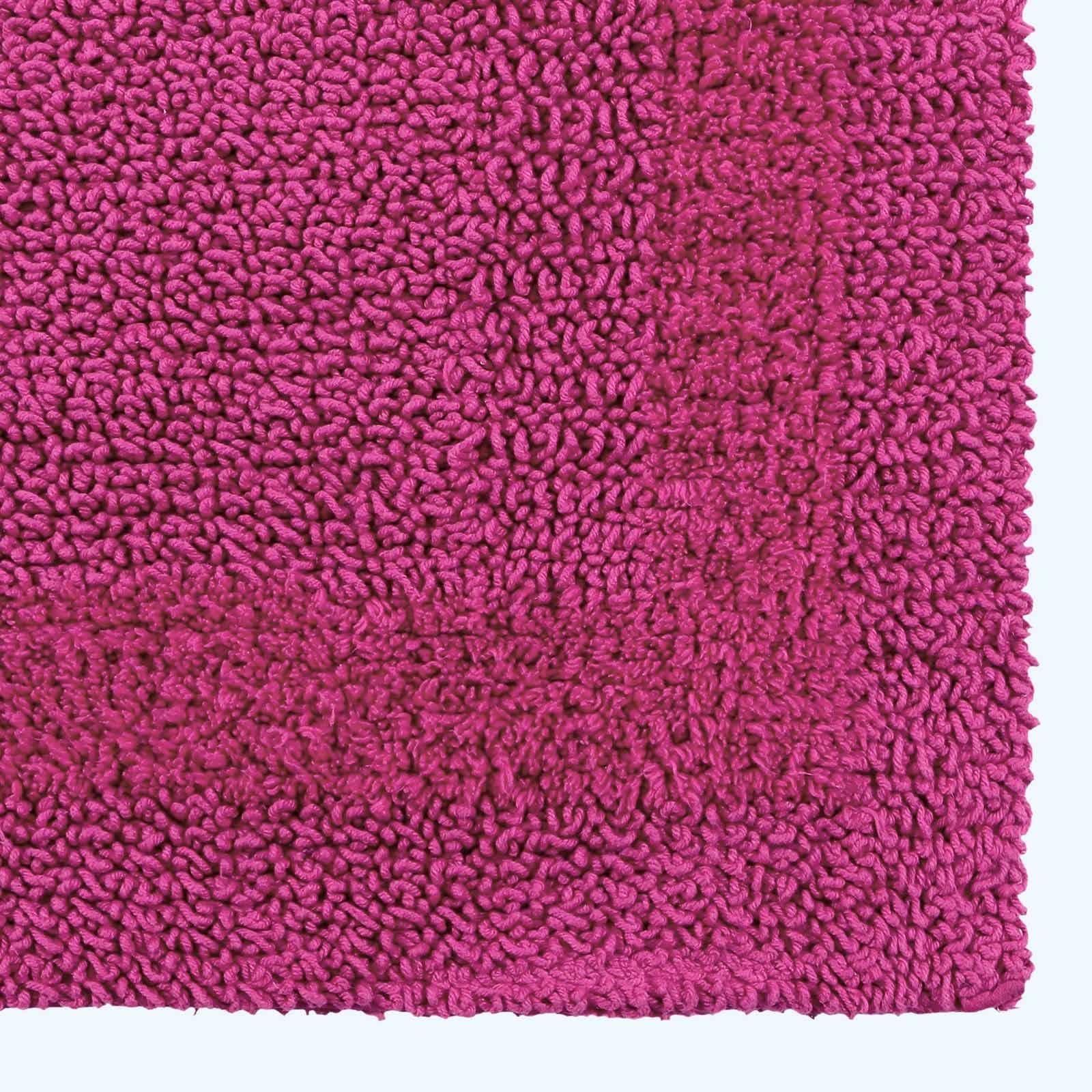 The HOMESCAPES Raspberry Pink toilet mat offers plush comfort with its 1600gsm cotton construction.