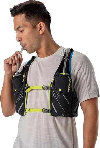 Vista 5 de Nathan Pinnacle Race Vest - Paquete de hidratación de 4 litros, dos frascos suaves de 20 onzas, correr, senderismo, resistente al agua, absorción