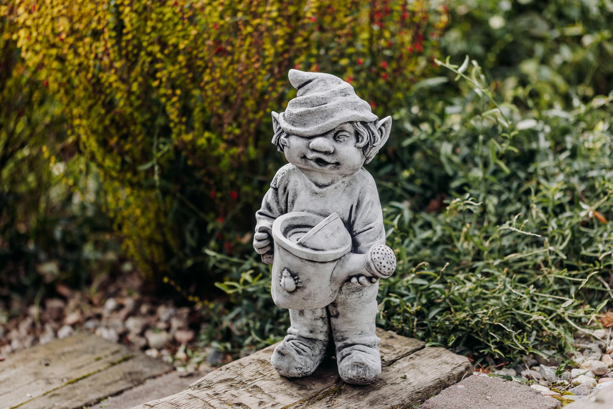 gartendekoparadies.de Gnom Blumenfreund, Steinfigur Wichtel, H. 40 cm, 10 kg, Grau, frostsicher aus Steinguss für Außenbereich
