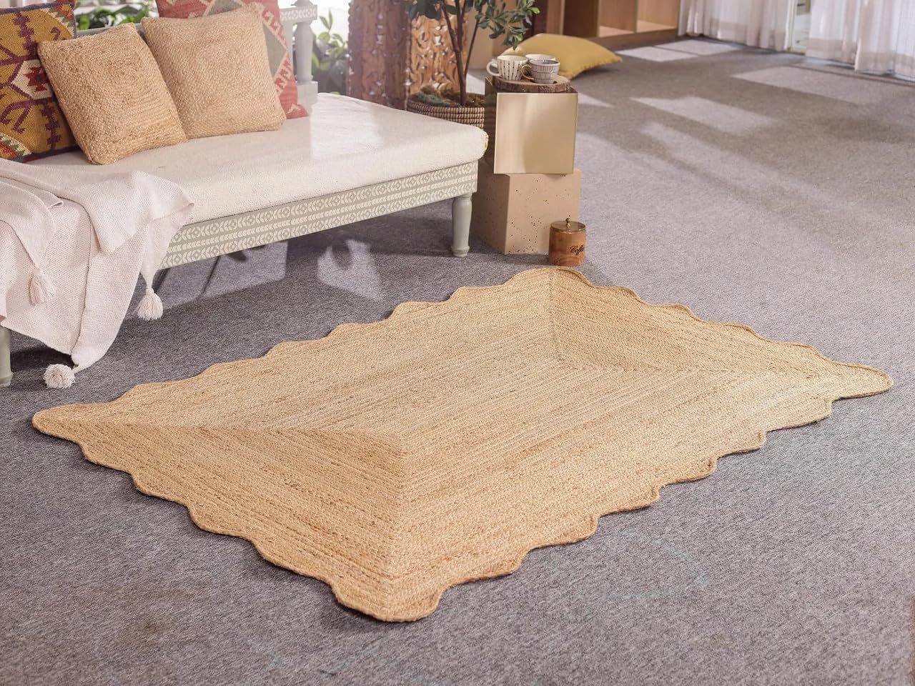 Tapis festonné en jute naturelle pour réchauffer un sol moderne avec élégance