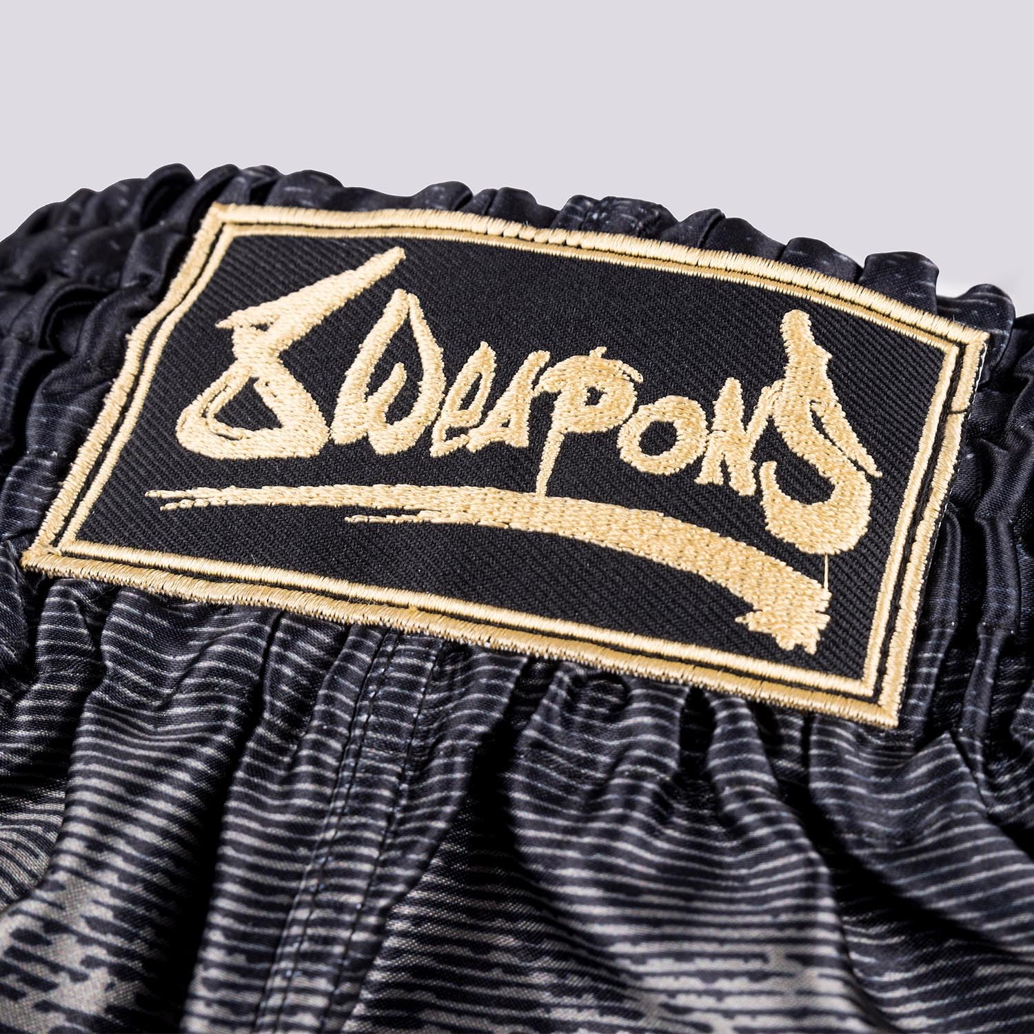 8 WEAPONS Muay Thai Shorts Hanuman, Schwarz-Gold, Kickboxhose für Training & Wettkampf, Thaibox Shorts Satin, Atmungsaktiv, Langlebig, Kampfsporthose für MMA, K1, Boxen, Thai Boxen