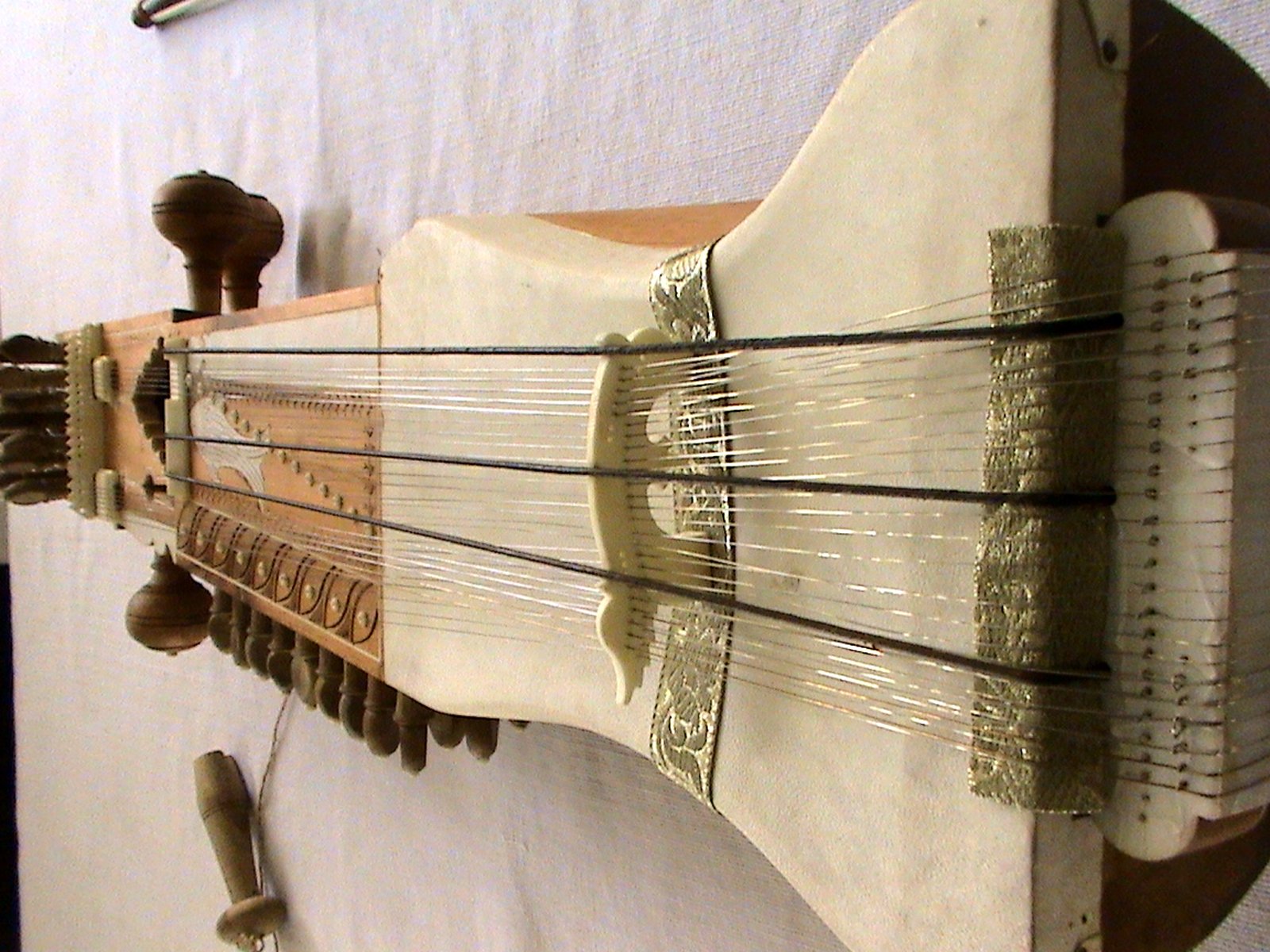 Concert Kalawati Sarangi made of Tun with Bow rosin tuning wrench and bag - Image 4