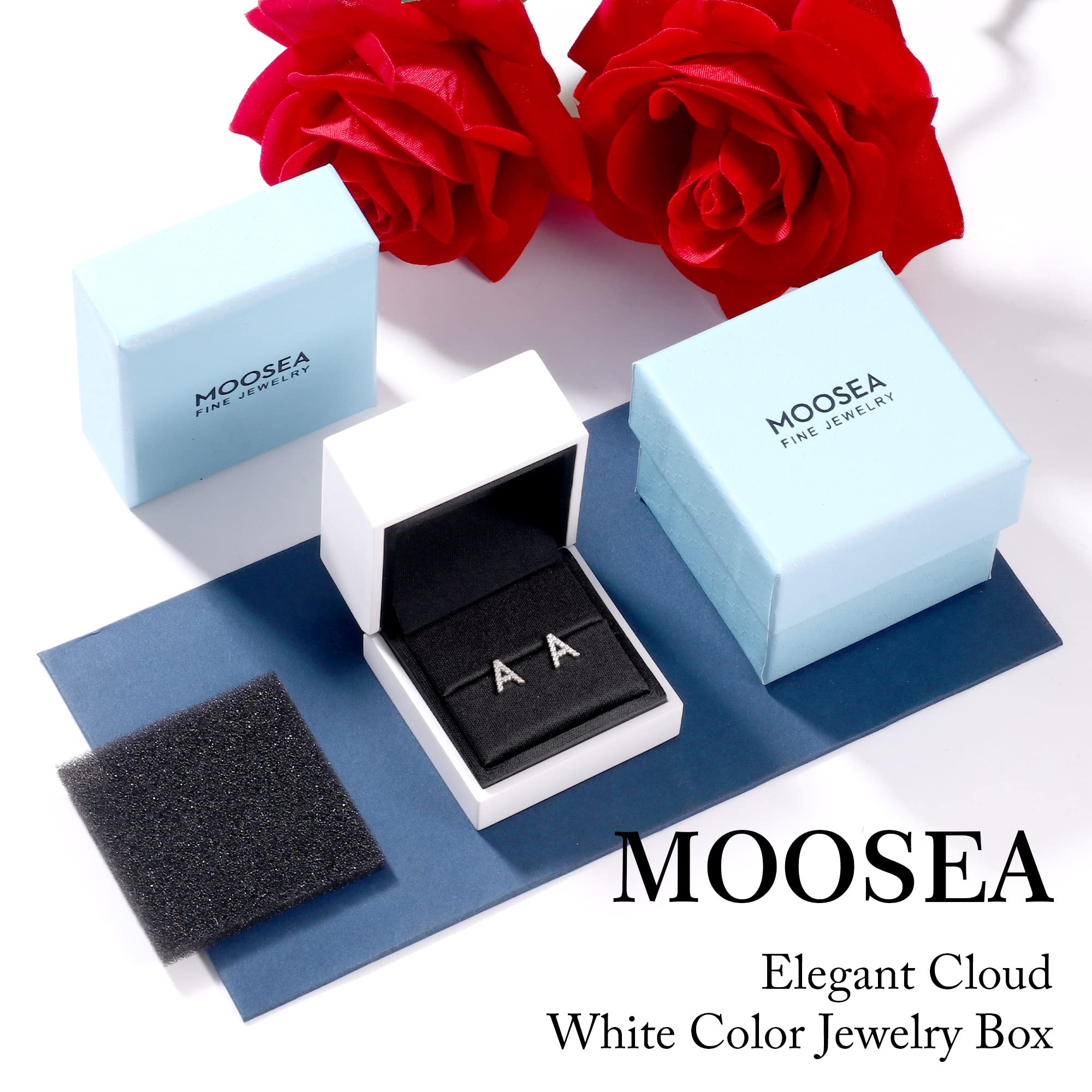 MOOSEA Pendientes de tuerca de plata de ley 925 chapados en oro blanco de 14 quilates con letra inicial de moissanita para mujer, aretes de diamante de imitación, Plata de ley, Moissanita