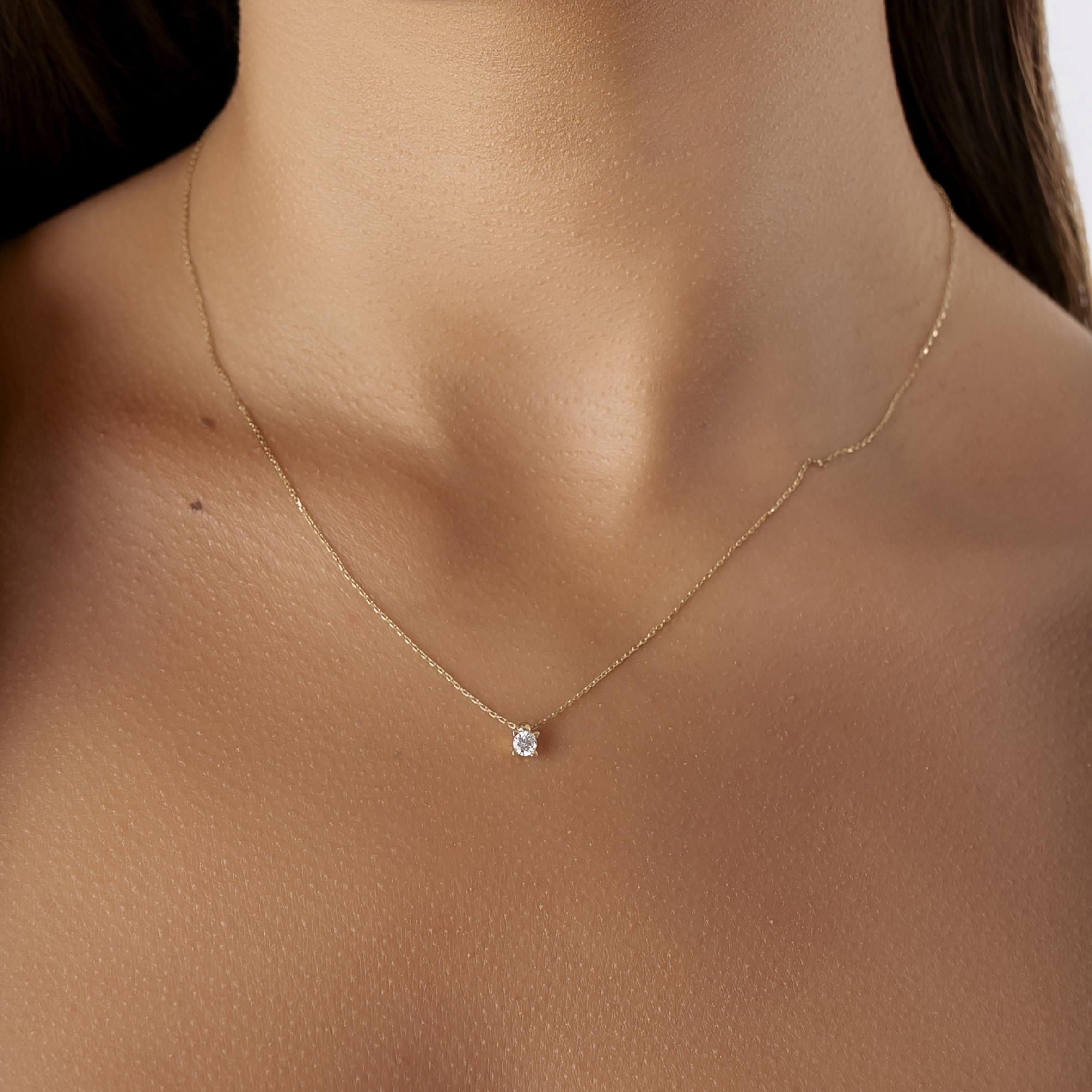 Sakrami Collana in Oro 9KT con Punto Luce e Zircone – Gioiello Elegante per Donna, Ragazza – Idea Regalo per Compleanno, Anniversario, Comunione, Cresima, San Valentino, Natale.