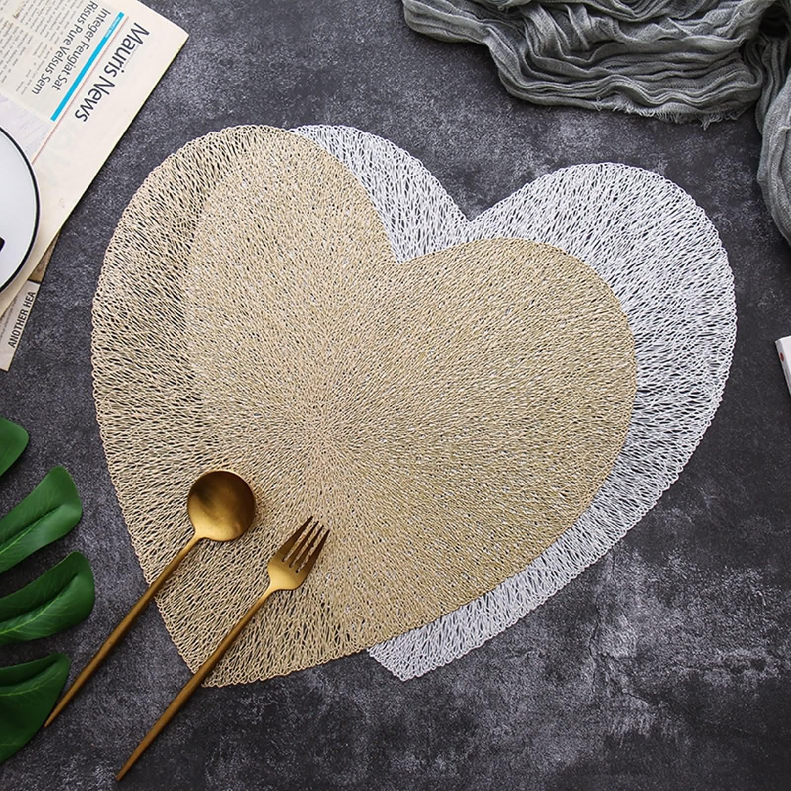 Set di 10 tovagliette vintage retrò 38 x 39 cm, set da tavola vintage cena a motivo di cuore cavo di lusso in PVC, oro