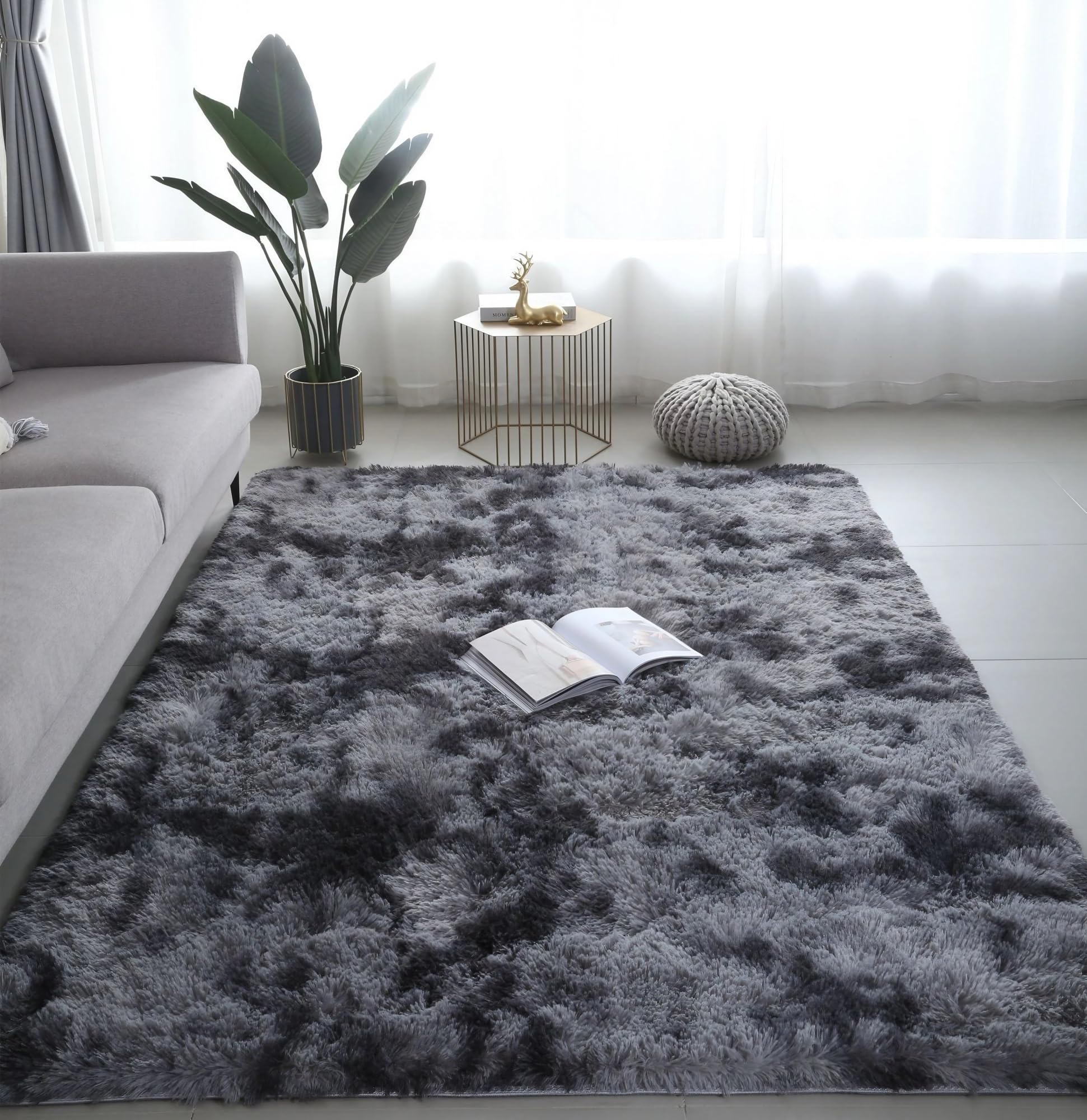 Tapis gris foncé doux pour une ambiance de chambre à coucher cocon