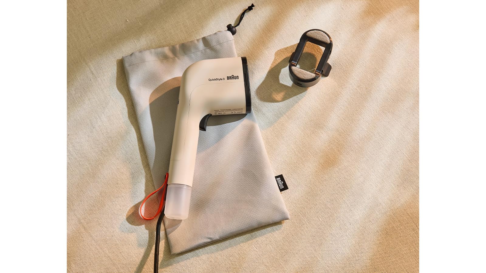 Braun QuickStyle 3, Défroisseur Vapeur Compact et Léger à Chauffage Rapide, Vapeur 20g/min, Réservoir Amovible de 70ml, Sac Résistant à la Chaleur, 1100W, Beige (GS3012BG)