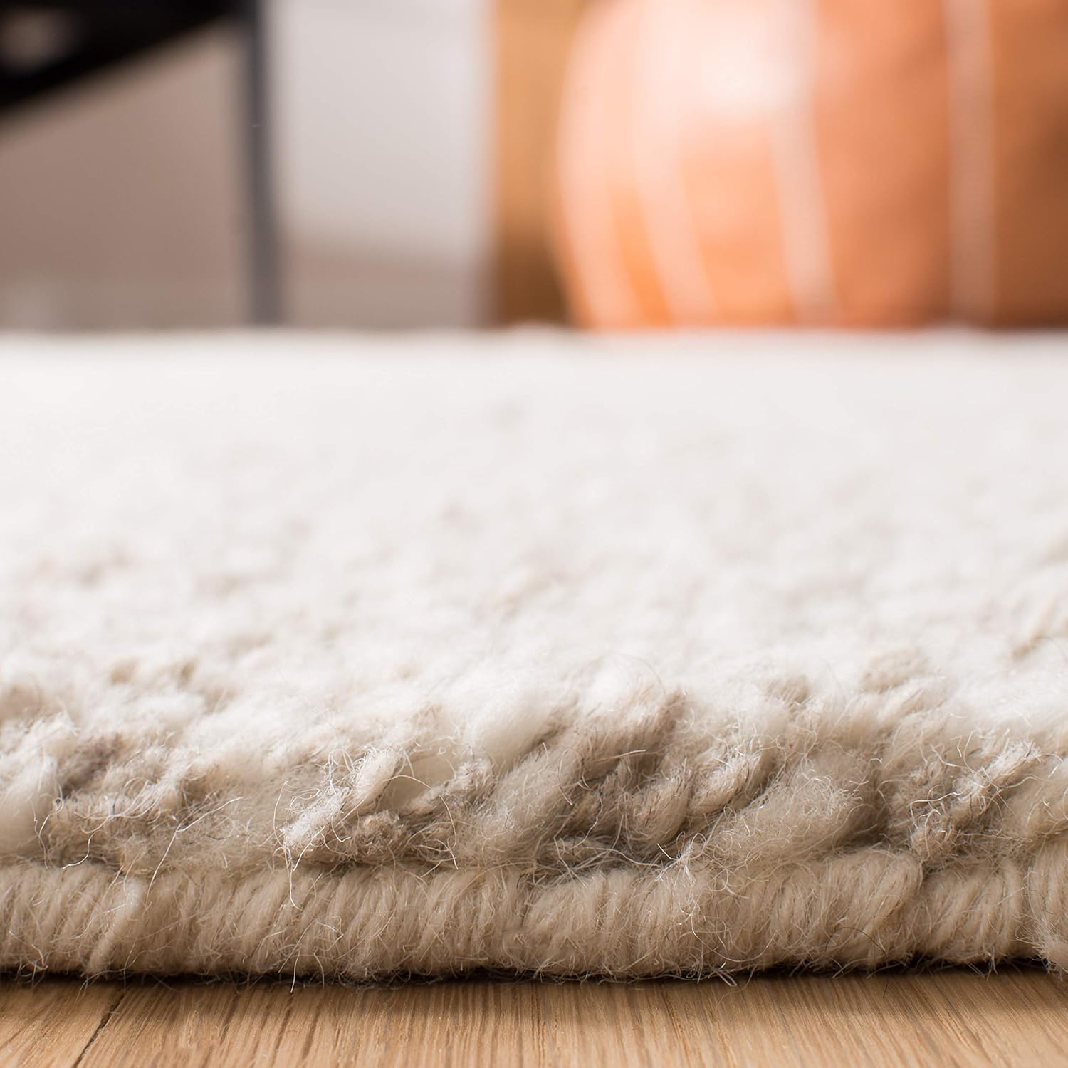 SAFAVIEH Casablanca Collection Accent Rug - 2'3" x 4', Beige, Hand-Knotted Wool Tassel Fringe, 0.8-inch Thick Ideal for High Traffic Areas in Entryway, Living Room, Bedroom (CSB529B)