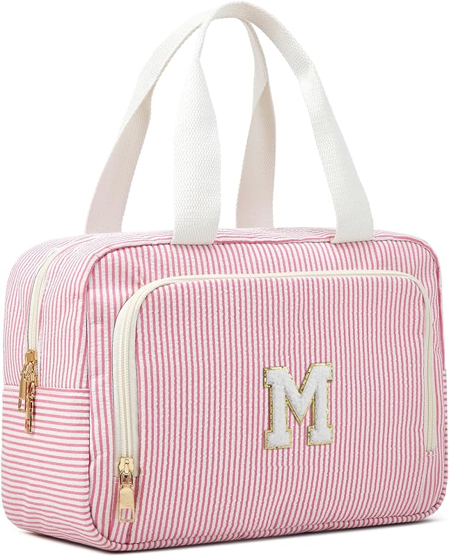 Necessaire ZOEMTIU com compartimentos, tecido seersucker listrado, alça e inicial personalizada Rosa M