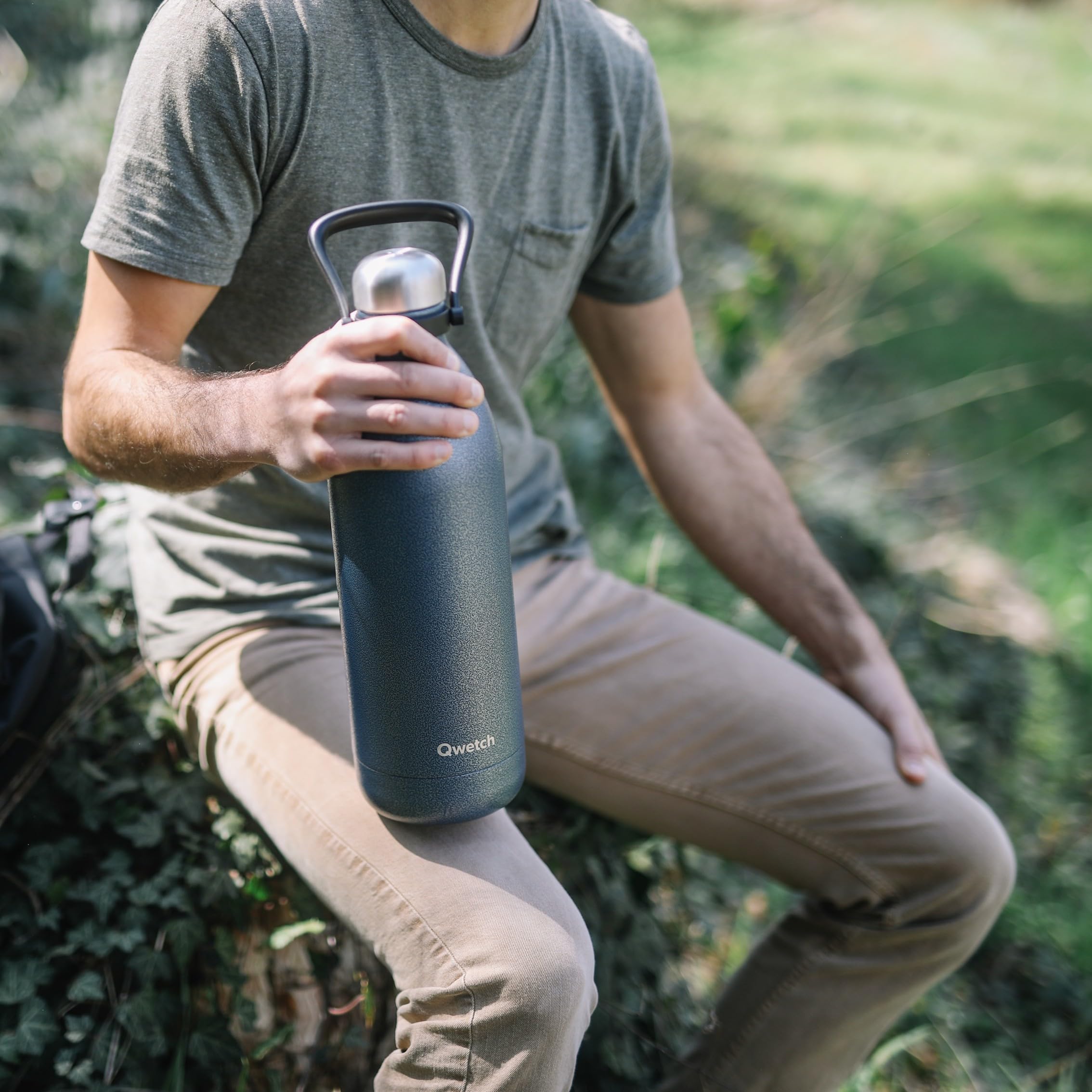 Qwetch - Bouteille Isotherme TITAN ROC 2L Blue Navy - Ultra Résistante avec Revêtement Anti-Rayures - 48h Froid / 16h Chaud - Étanche, Lavable au Lave-Vaisselle - Gourde Inox avec Poignée