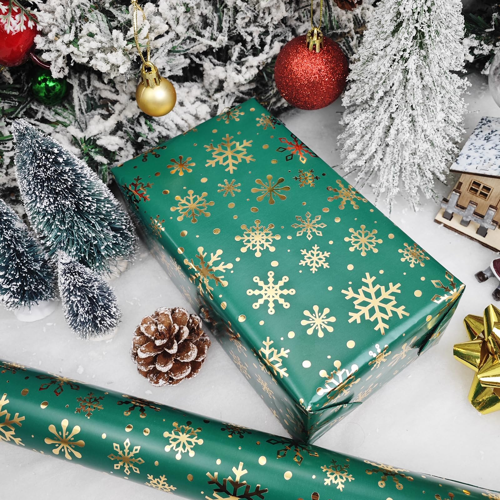 LDGOOAEL Mini rollo de papel de regalo de Navidad corto (17 x 120 pulgadas), copos de nieve de lámina dorada sobre verde