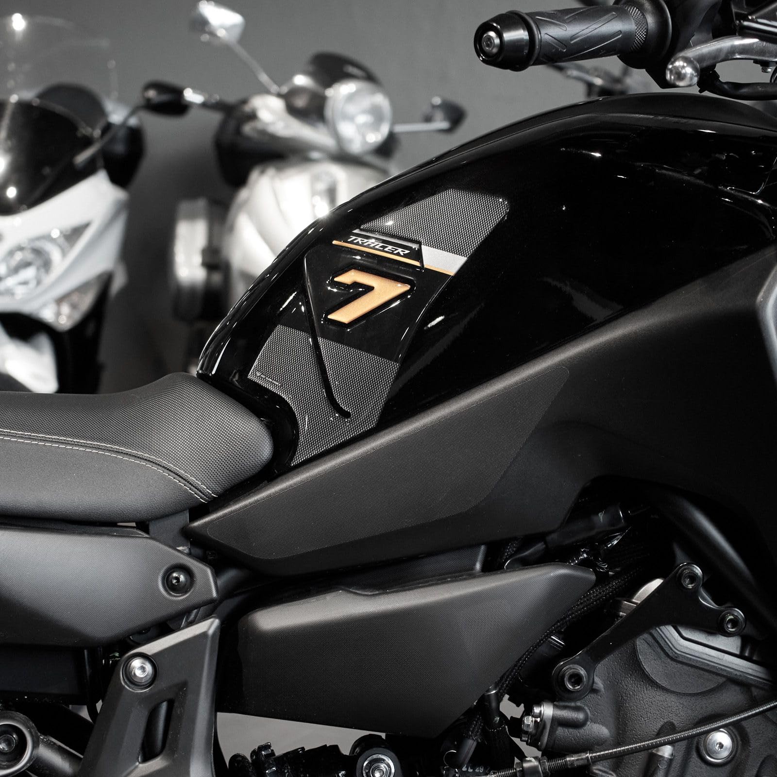 Resin Bike Autocollant Moto Compatibles avec Yamaha Tracer 7 GT 2021-2024 Or. Protections Latérales de Réservoir Contre Les Chocs et Les Éraflures. Autocollant 3D Résinés Made in Italy