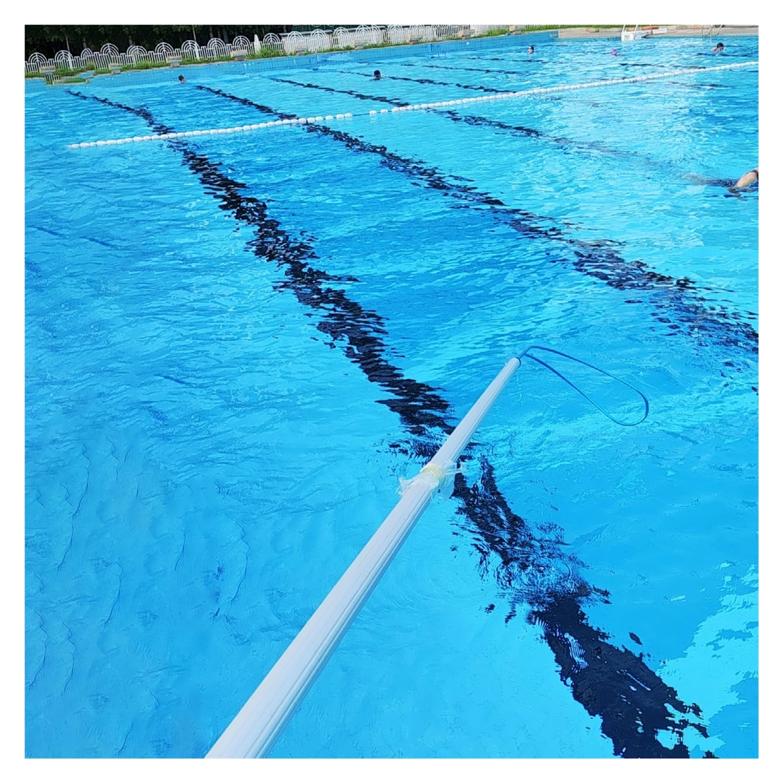 Poste de rescate extensible con gancho de seguridad para piscinas comerciales y yates.