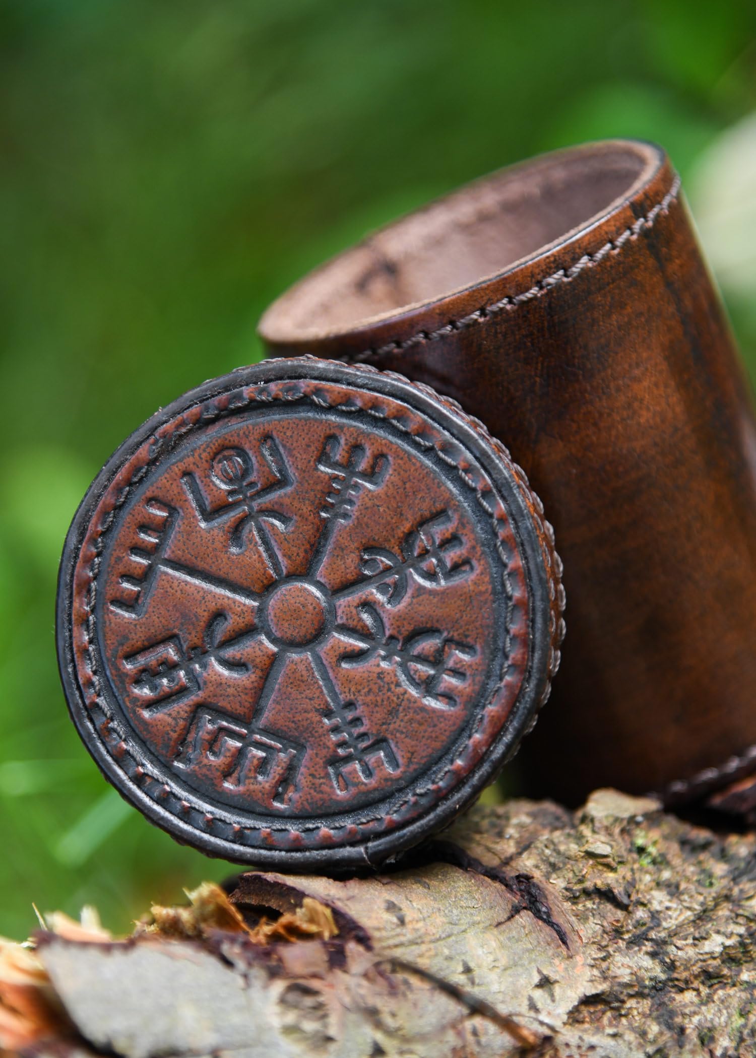 Ulfberth - Gobelet Cube Viking de qualité supérieure avec Couvercle, Motif Vegvisir - Cuir véritable - Tasse médiévale - LARP - (Vegvisir Marron)