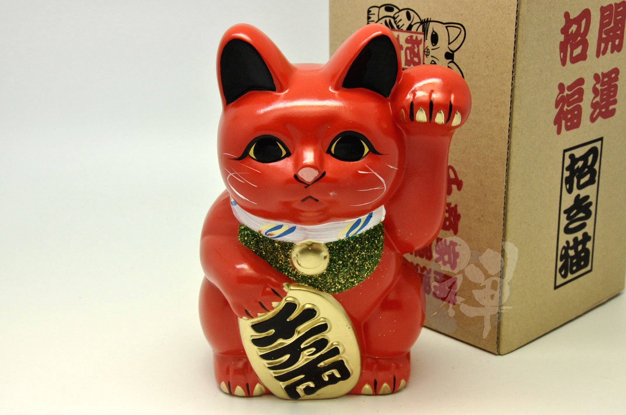 Amazon.co.jp: 常滑焼 招き猫 赤小判猫(左手) 6号 [6630]135/125/190 
