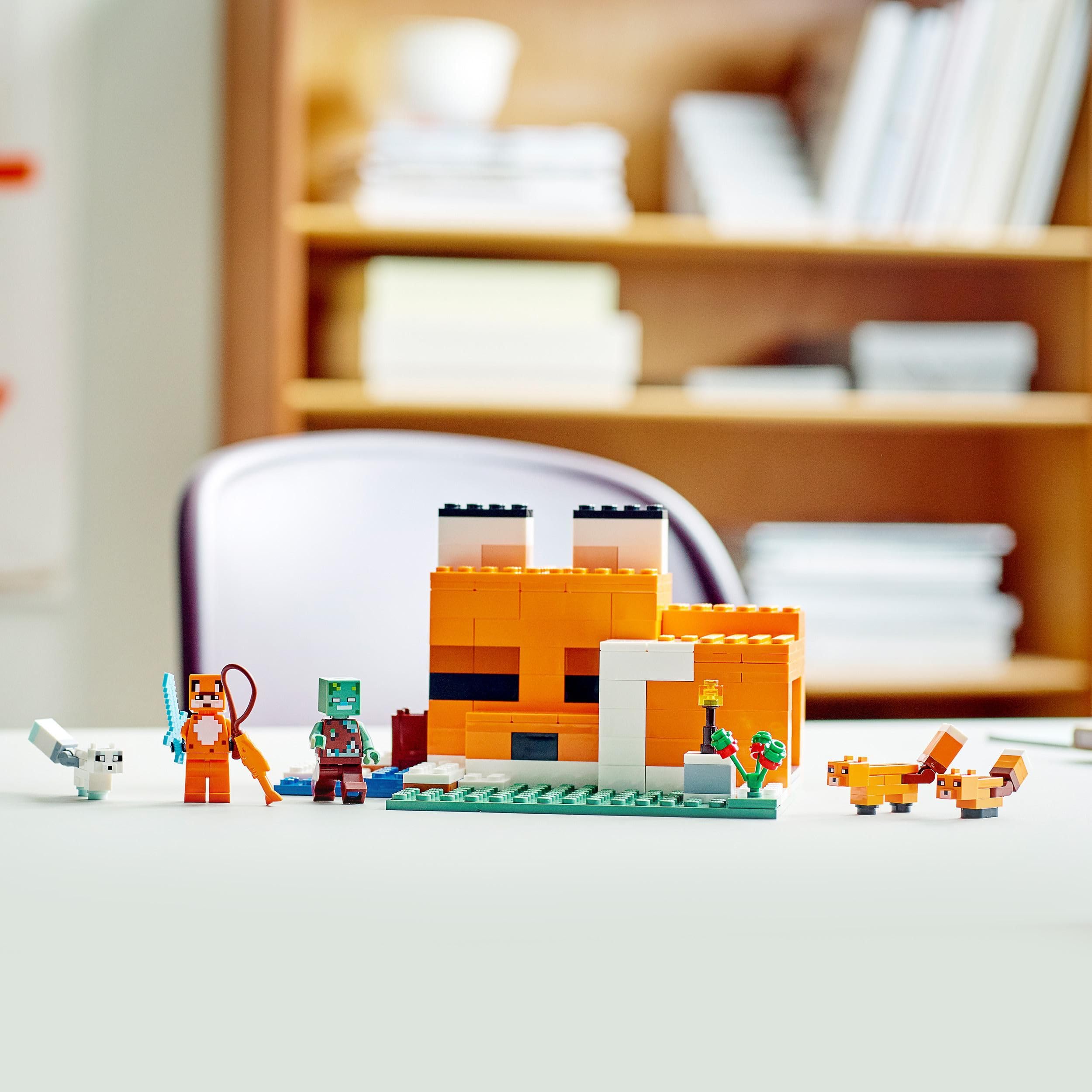 LEGO Minecraft Il Capanno della Volpe - Giocattolo da Esposizione con Eroe, Mob, Animali e Accessori tra cui una Spada di Diamante - Regalo per Gamer, Bambini, e Bambine da 8 Anni in su - 21178