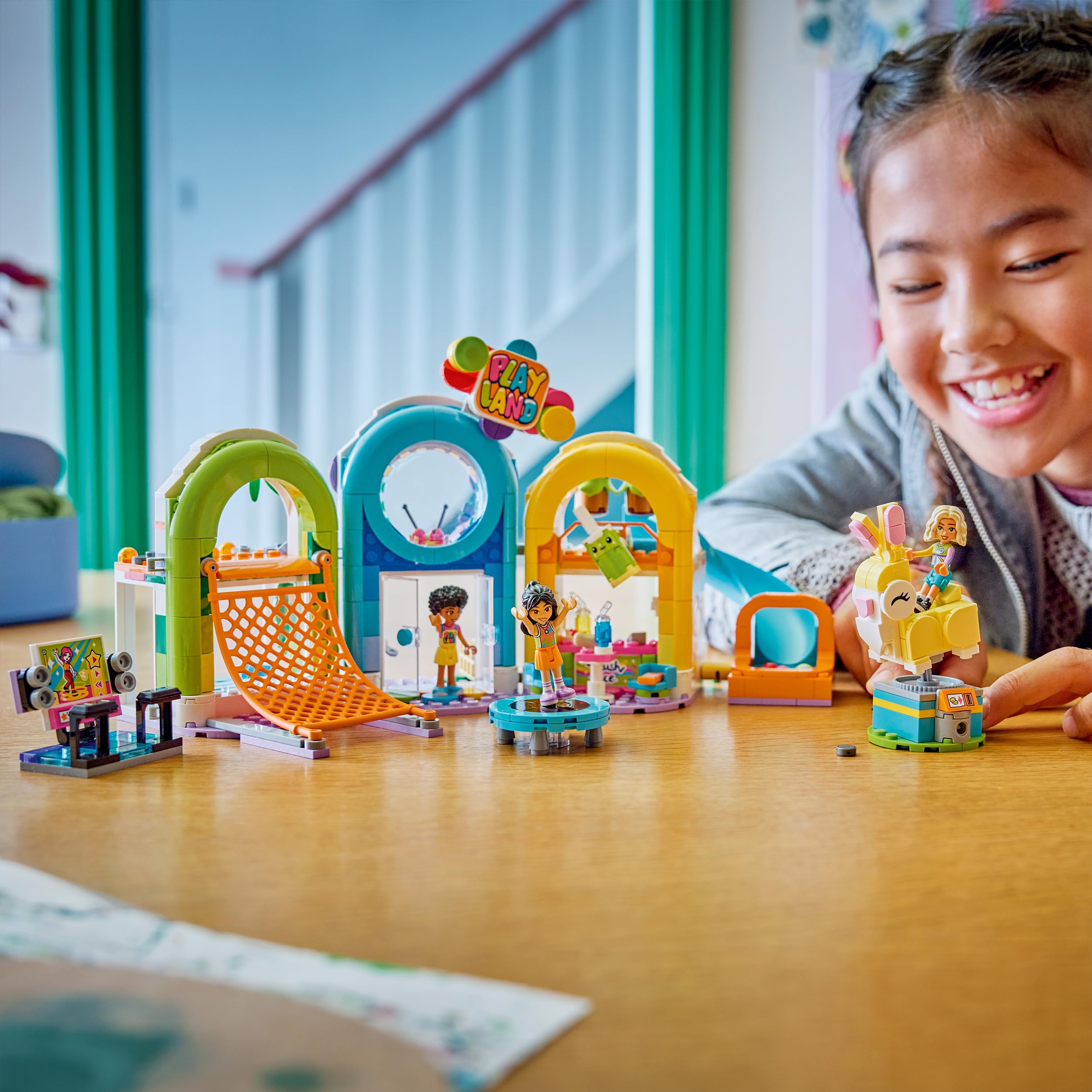 LEGO Friends Parco Giochi al Coperto - Gioco Creativo con Scivolo, Piscina di Palline, Giostra, Snack Bar, 3 Mini Bamboline e Accessori - Regalo di Compleanno per Bambine da 7 Anni in su - 42686