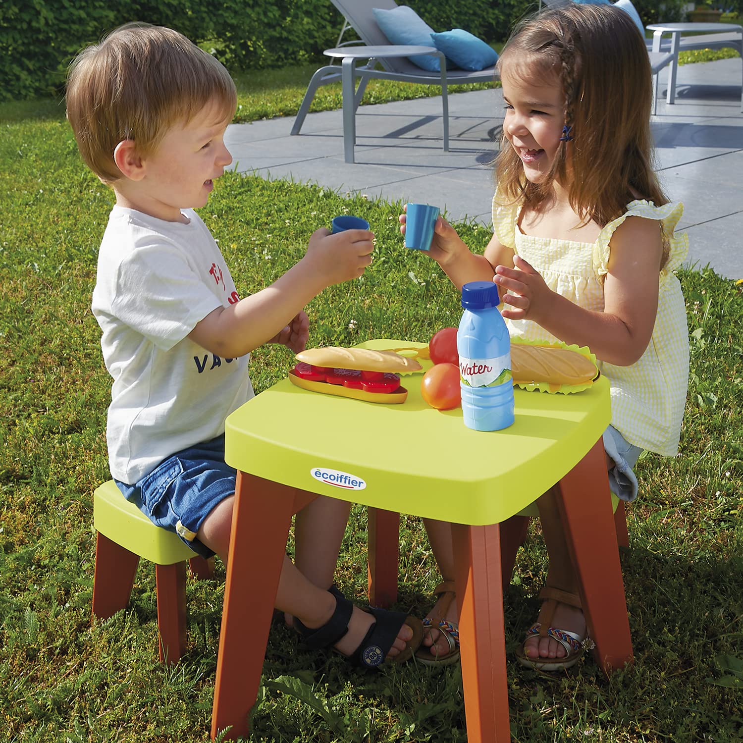 Jouets Ecoiffier - 4620 - Table Pic Nic + 2 Tabourets avec Accessoires - Jeu de Plein Air Pour Enfants - 12-36 Mois - Fabriqué en France