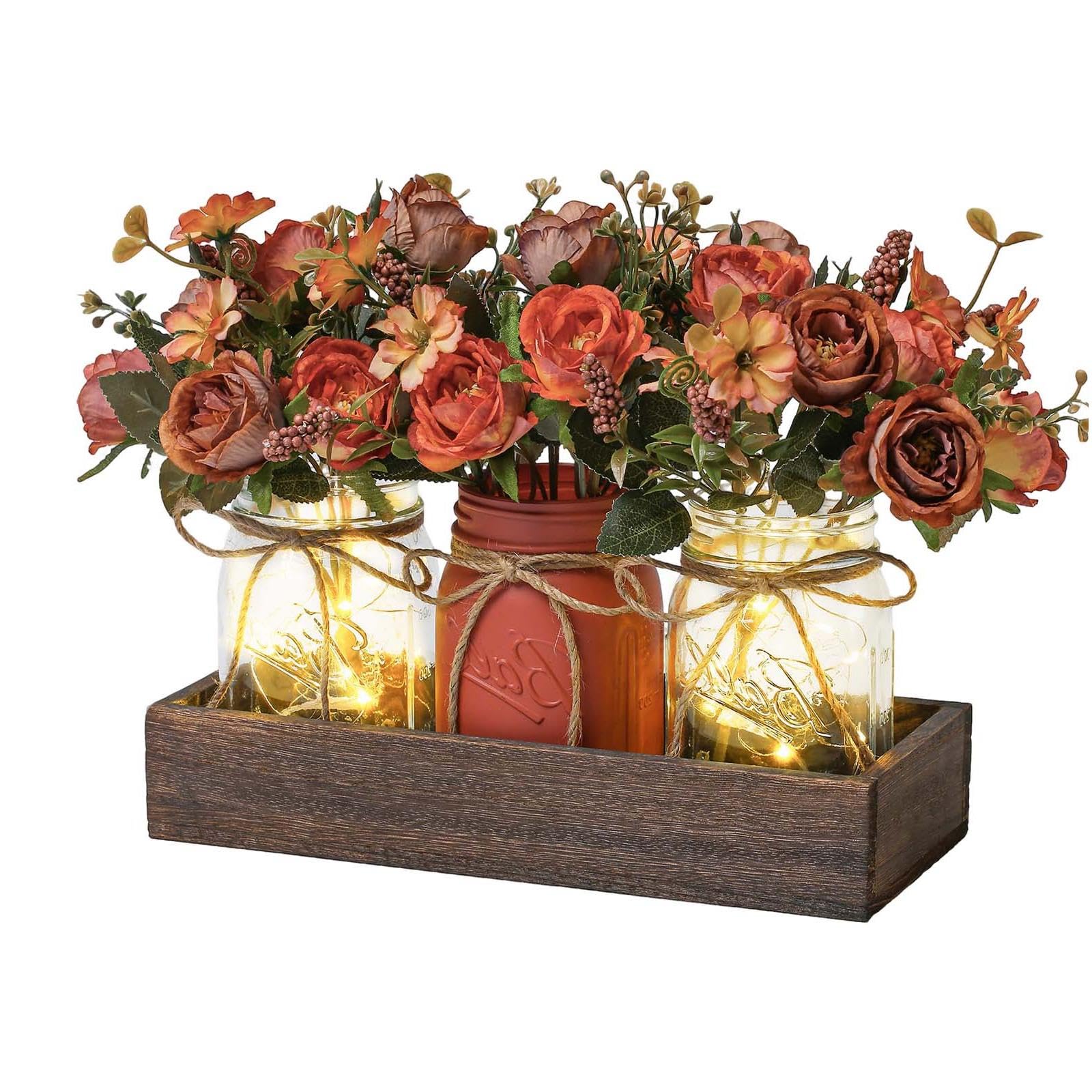 Garvee Set De 3 Centros De Mesa Rústicos LED – Jarrones Mason Jar con Flores Artificiales, Bandeja De Madera – Decoración Elegante para Comedor, Sala, Bodas, Estilo Casa De Campo