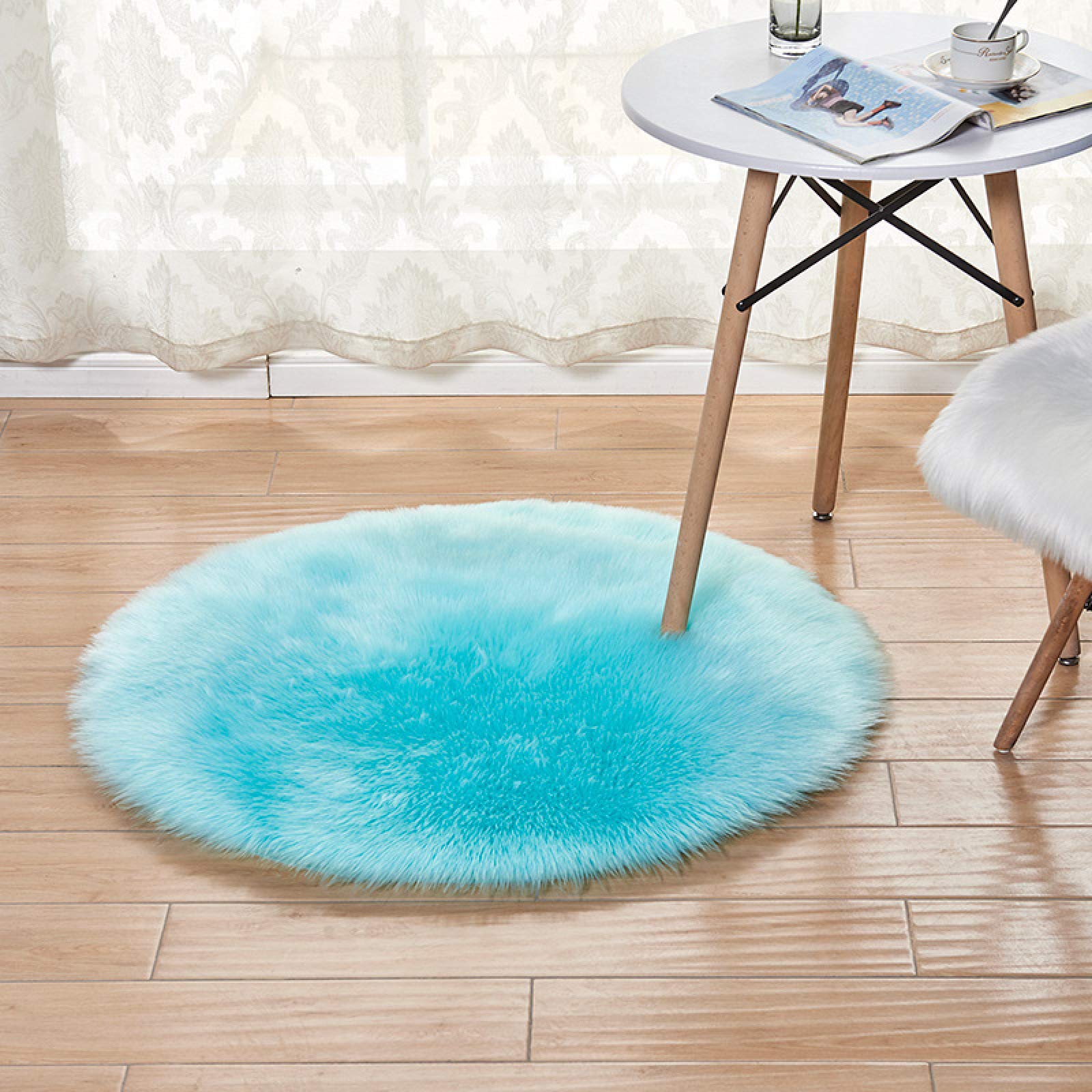 Tapis rond fausse fourrure lavable pour créer un coin lecture cosy dans la chambre