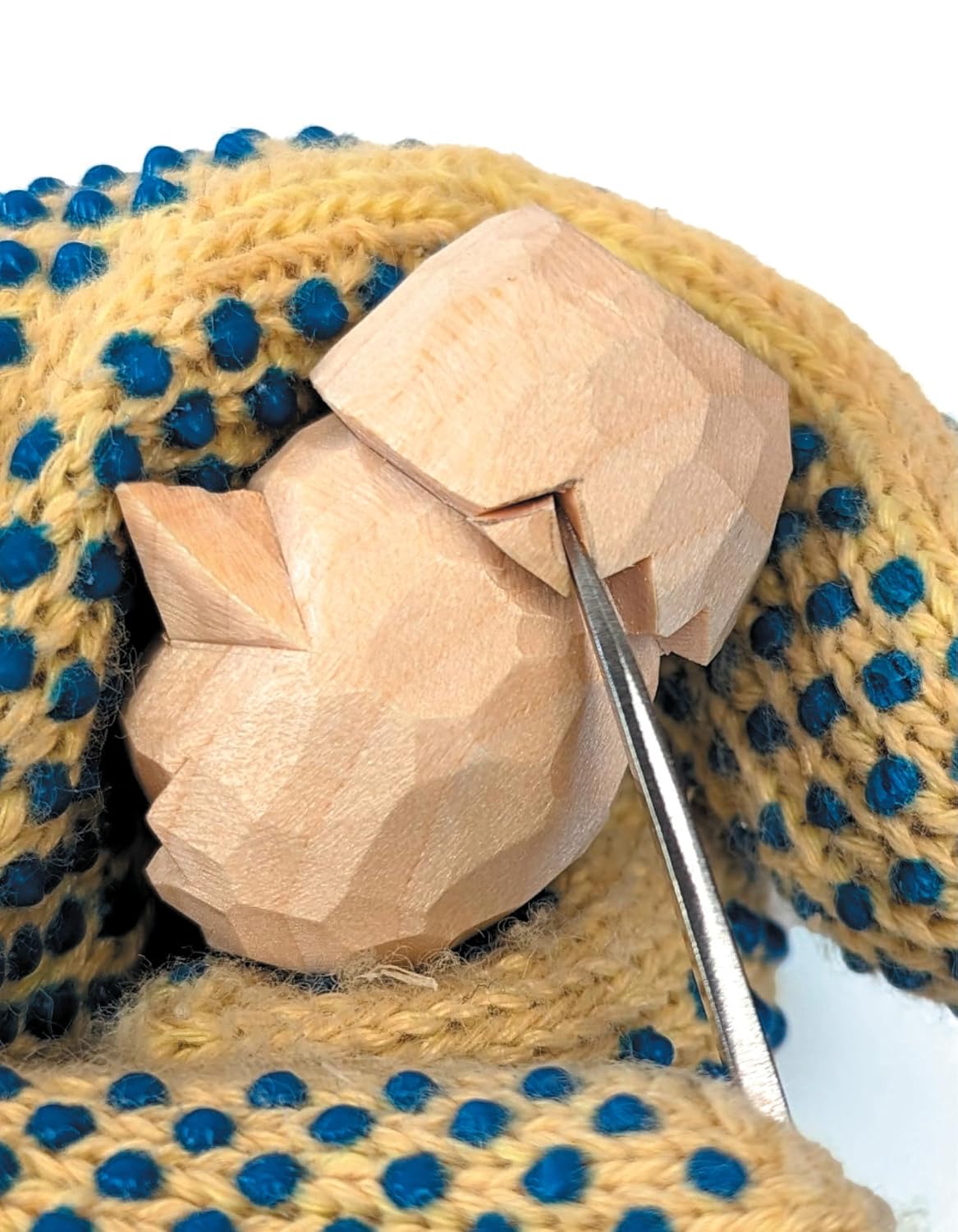 Whittling On the Go: 13 Easy-to-Learn Woodcarving Projects (Fox Chapel Publishing) Full-Size Patterns and Step-by-Step Instructions for Carving Gnomes, Wood Spirits, Roses, Cats, and More