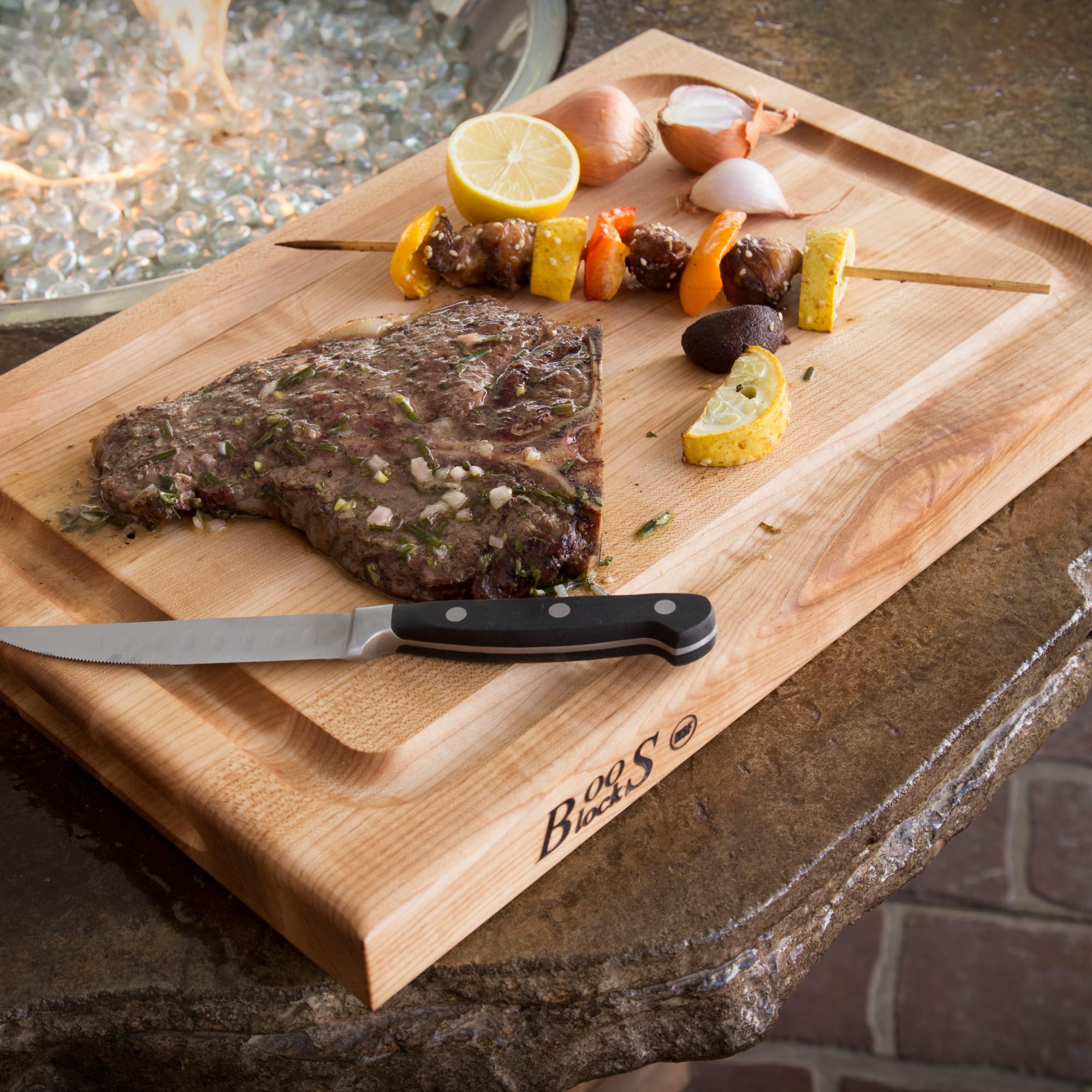 Boos Block Schneidebrett mit Saftrille XXL – 46 x 31 x 4 cm – Ahorn Holzbrett mit Griff – Großes Brett für Fleisch, Gemüse & Brot – Profi-Küchenbrett
