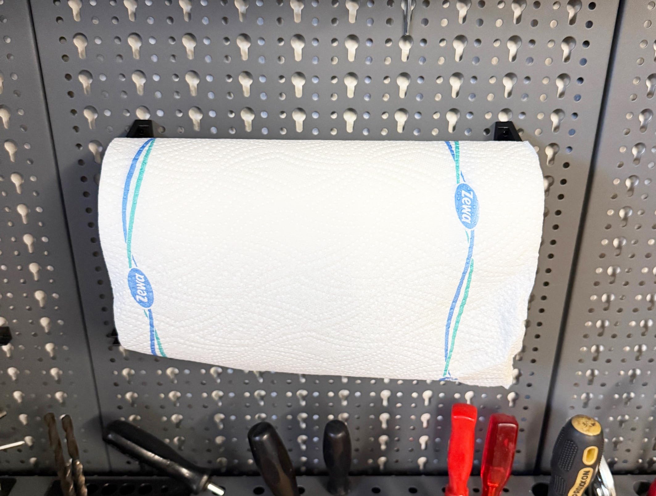 Küpper Portarrollos de papel para pared perforada, soporte 3D para rollos de cocina estándar, ajuste perfecto para pared perforada Küpper sistema de taller y garaje, montaje rápido, listo para paños