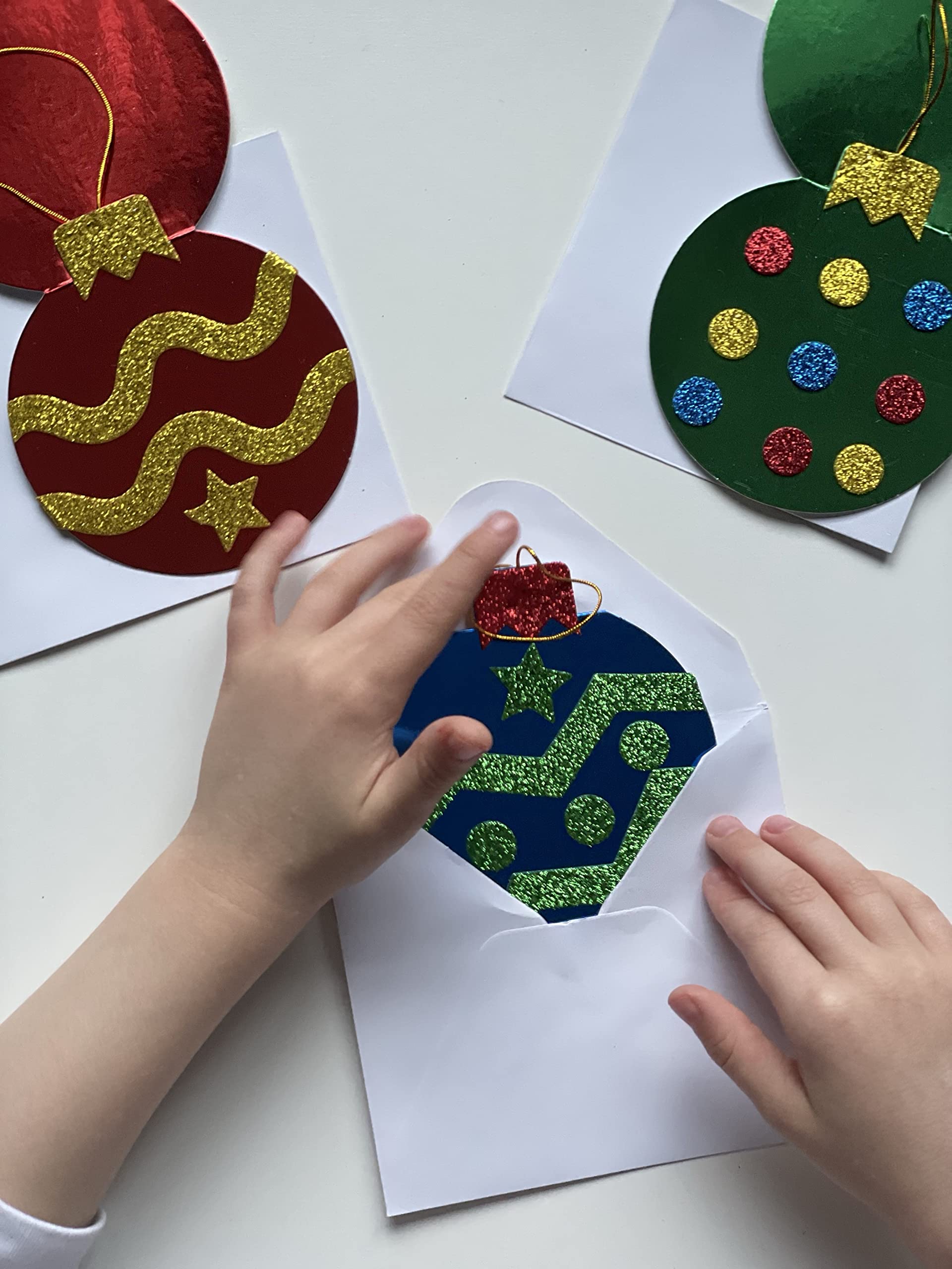 Baker Ross FE911 Kit de Bolas Navideñas - Paquete de 8, Espacios en Blanco para Hacer Tarjetas, Haz tus Propias Decoraciones Navideñas, Ideales para Proyectos de Manualidades para Niños