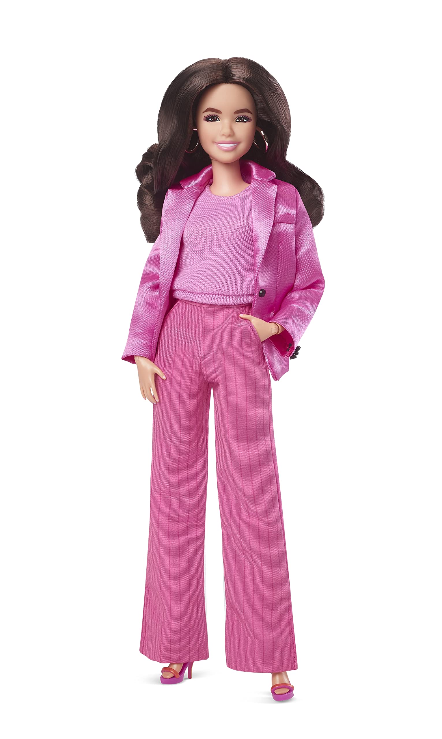 Barbie The Movie - Gloria, bambola del film collezione con completo rosa a tre pezzi, scarpe col tacco e orrecchini d'oro, giocattolo per bambini, 6+ anni, HPJ98