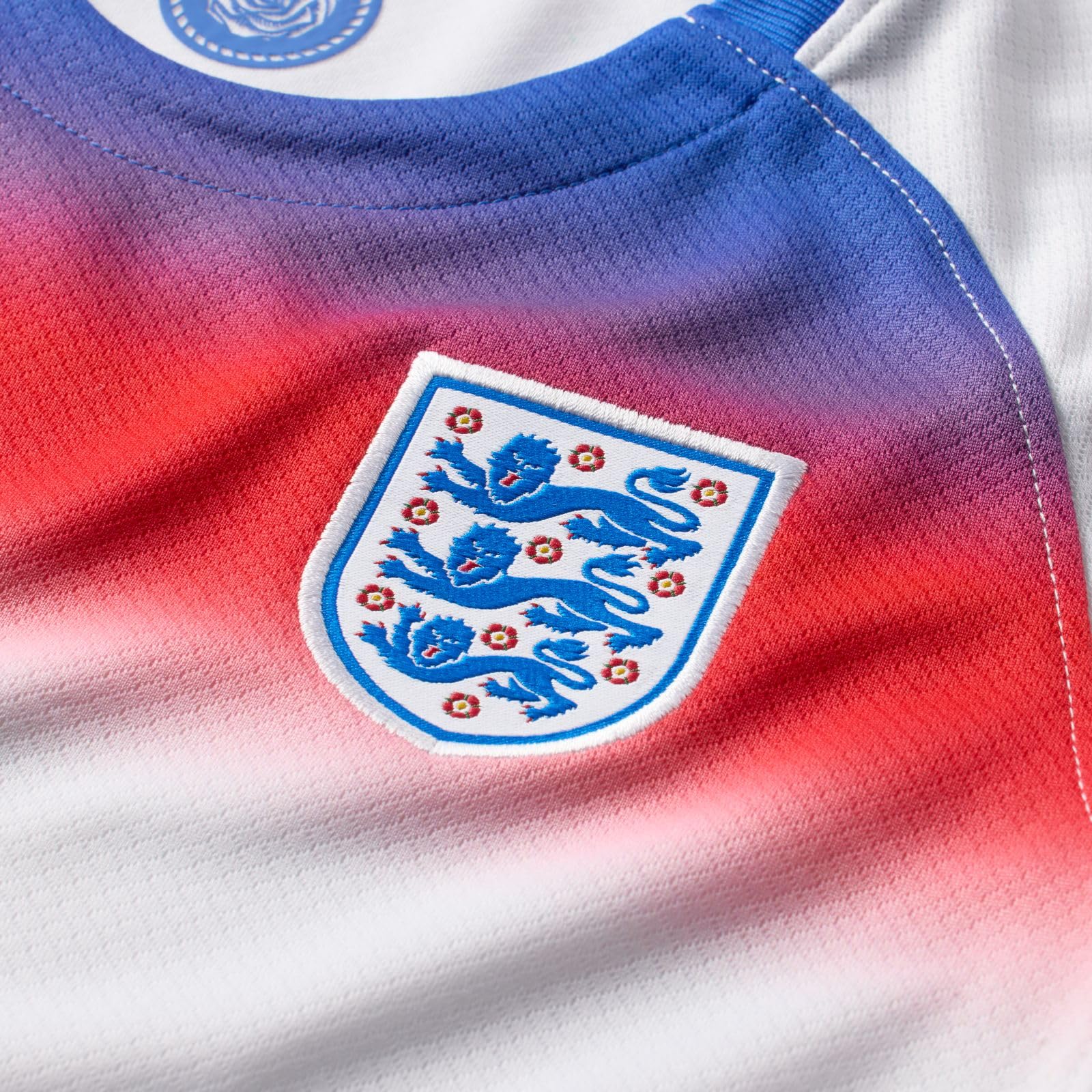 England 2025/26 Stadium Home dreiteiliges Nike Replika Fußballtrikot-Set für jüngere Kinder, FZ9233