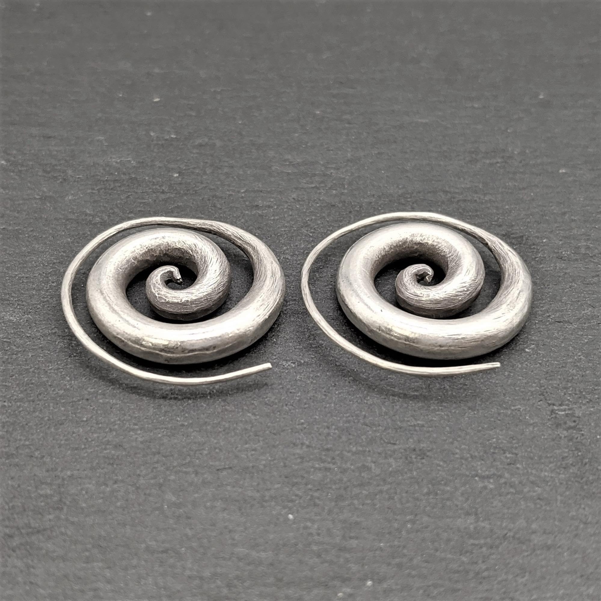 81stgeneration Karen Hill Tribe Pendientes de Plata con Espiral | Aros Tribales de Plata Pura 999 para Mujer | Pendientes de Aro Bohemios Artesanales de 28mm | Diseño Minimalista para Uso Diario