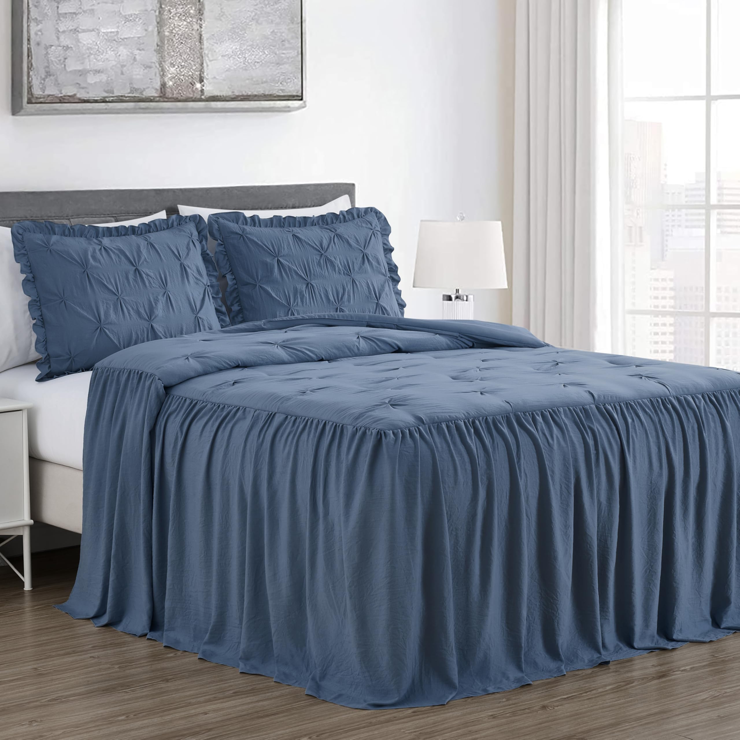 Chezmoi Collection Aria - Juego de colcha de 3 piezas con falda plisada con volantes, estilo rústico francés, tamaño King, color azul polvoriento