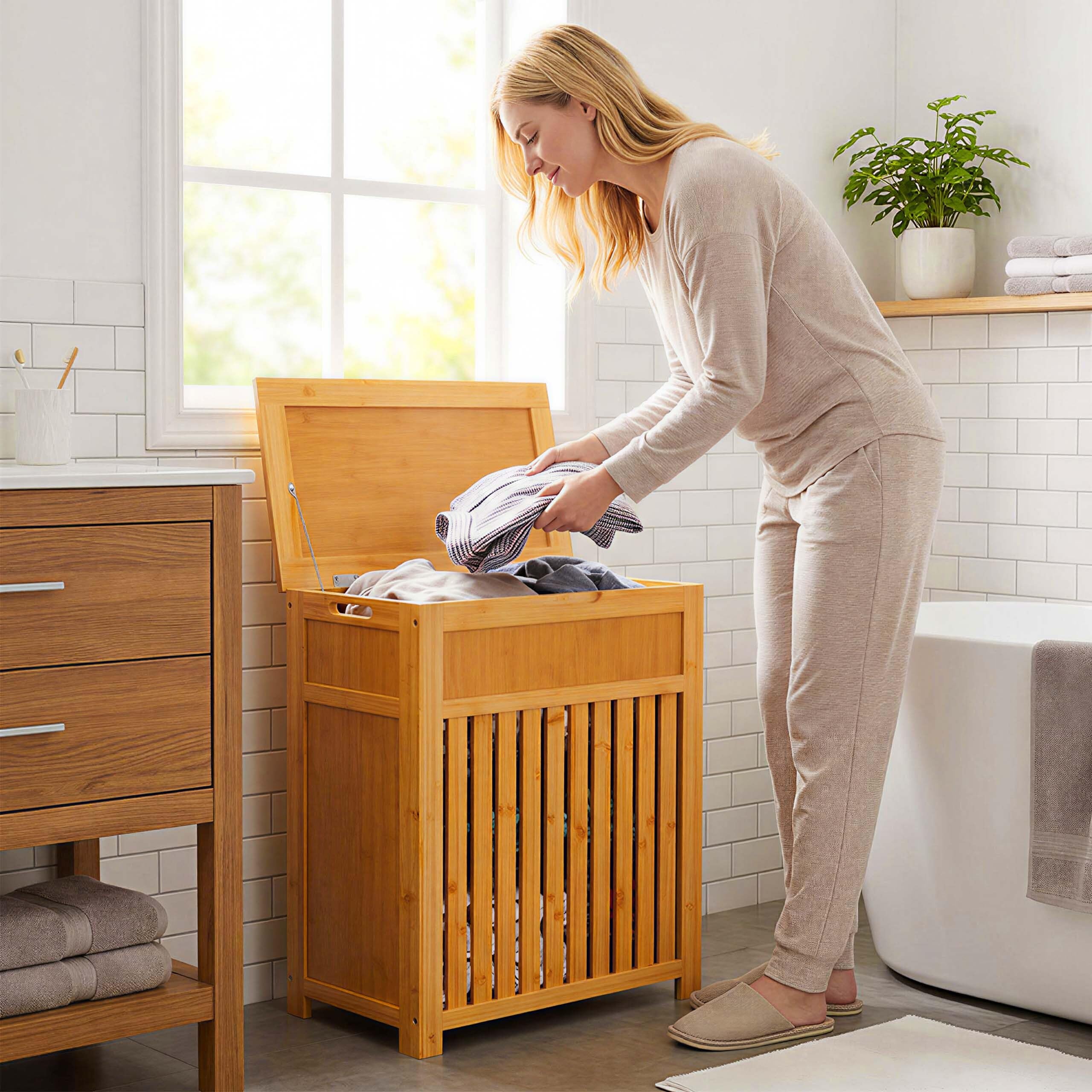 Relaxdays Wäschekorb, 80 Liter, Lamellen-Design, Bambus & MDF, natur