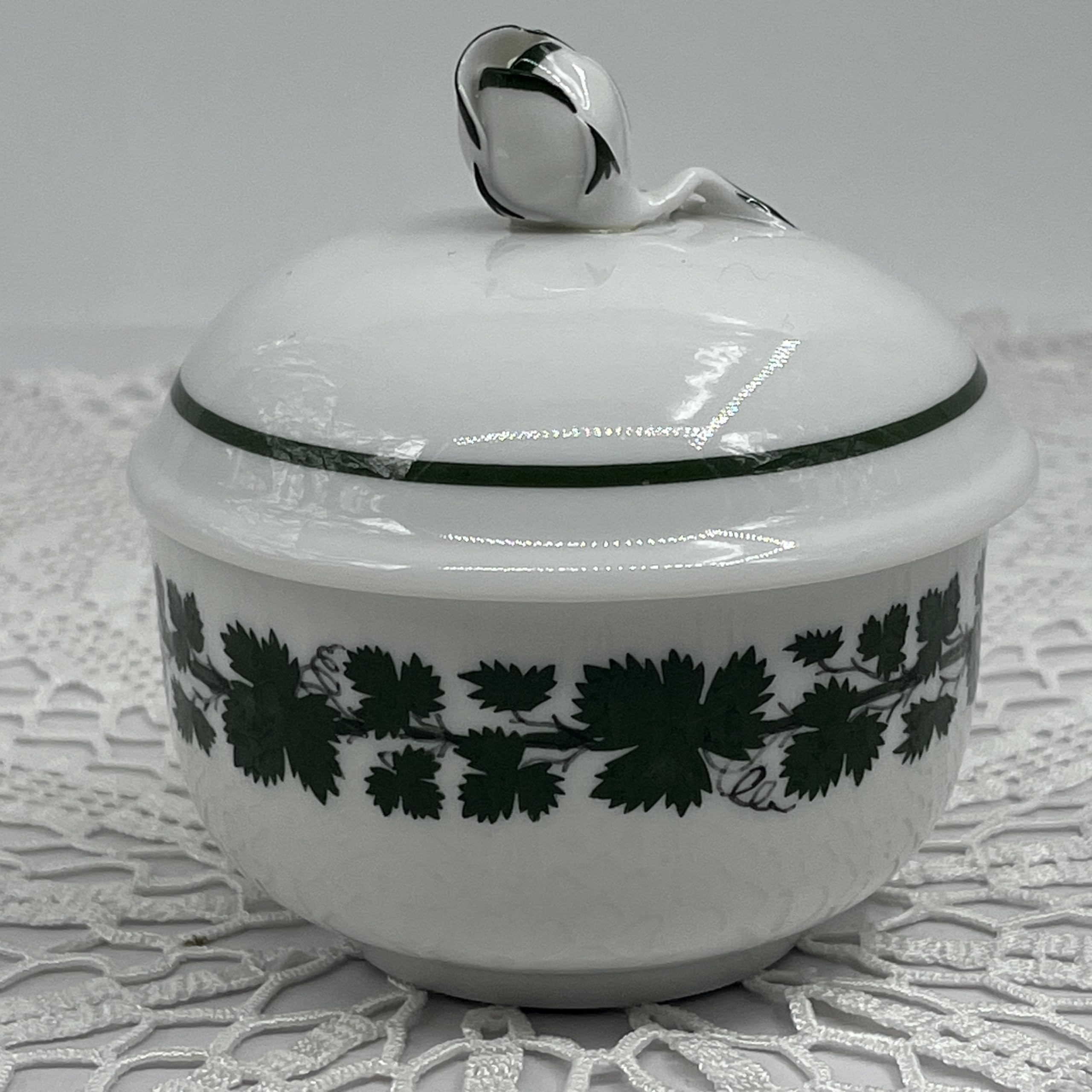 Generisch Sucrier en porcelaine motif feuilles de vigne avec couvercle avec bord blanc fabriqué et peint à la main en Meissen 5 cm de haut et 8 cm de large