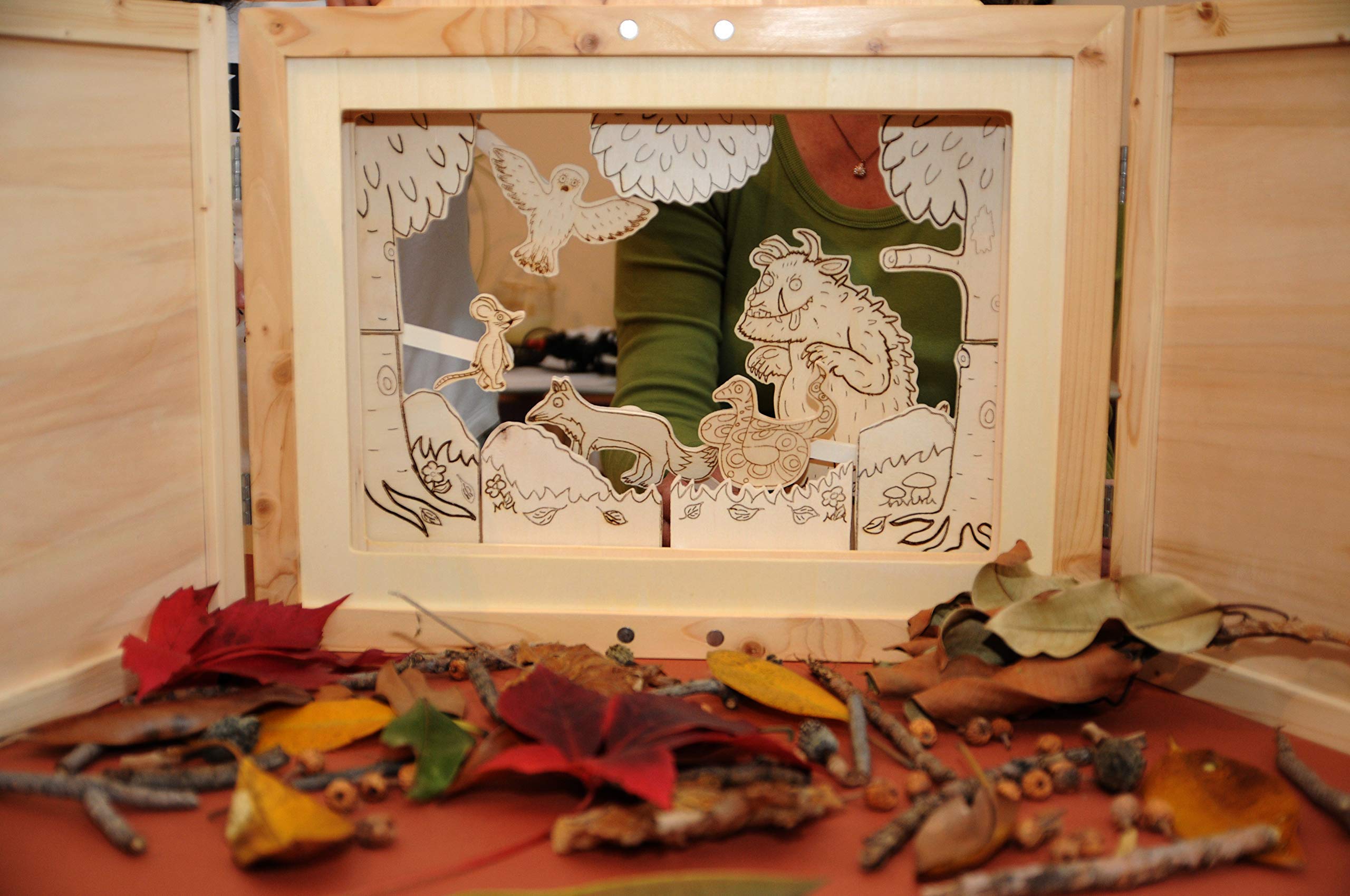 Teatrino in Legno fatto a Mano, Gioco Portatile per Bambini. Kamishibai. Teatro Giapponese delle Ombre + Scatola con Personaggi, Marionette in Legno "Animali nel Bosco".