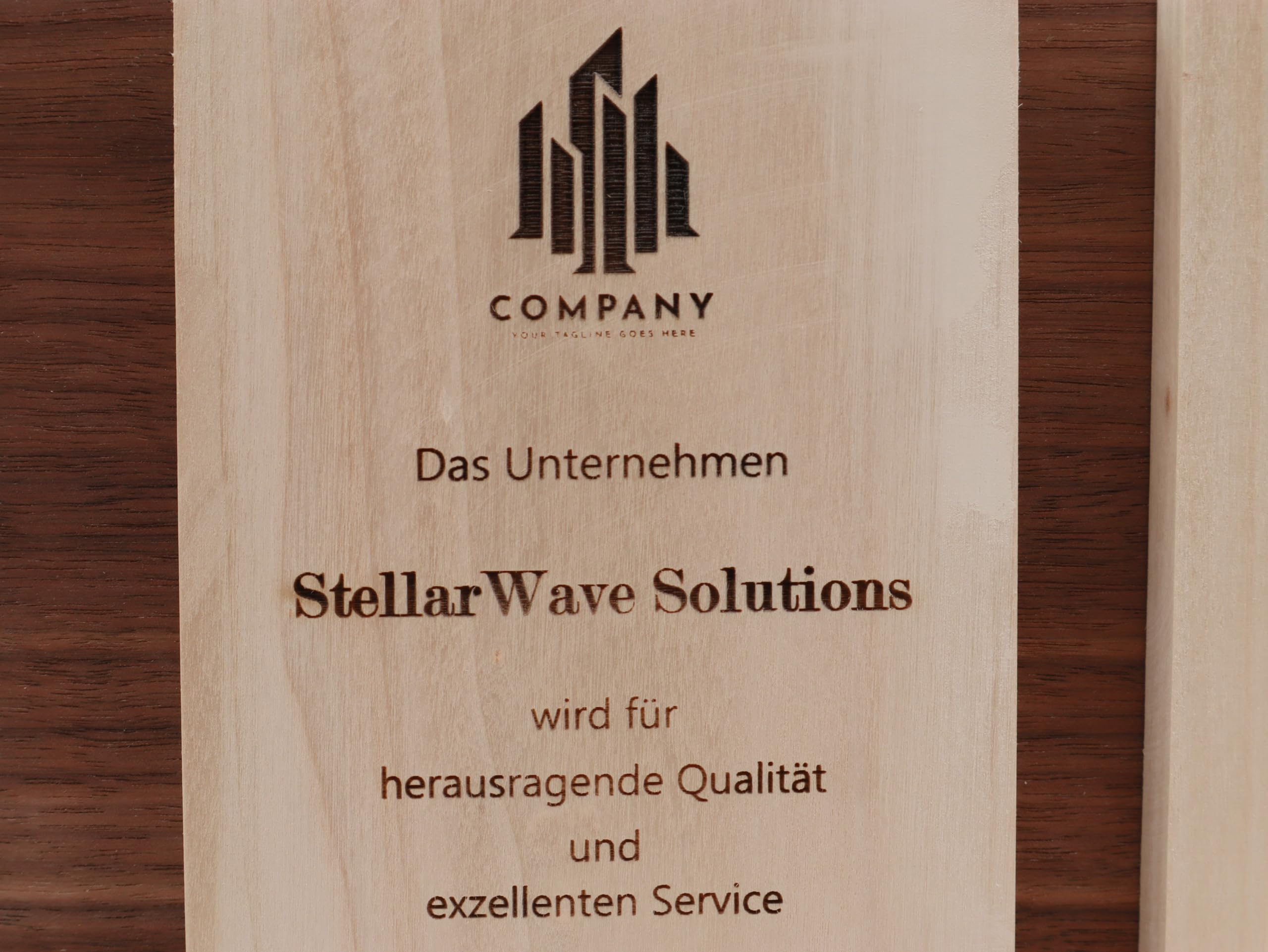 Repräsentativer Award und Trophäe, personalisiert, Kombination aus Pappel- und Nussbaum Holz, Mitarbeiter Auszeichnungen, Firmen Jubiläum, 280x190x20 mm