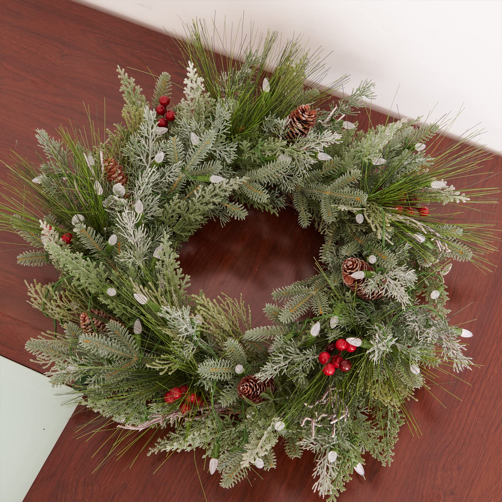 Couronne de Noël pré-éclairée pour porte d'entrée, branches de neige, 55,9 cm, fonctionne à piles, 50 lumières LED, décorations pour intérieur et extérieur, vert
