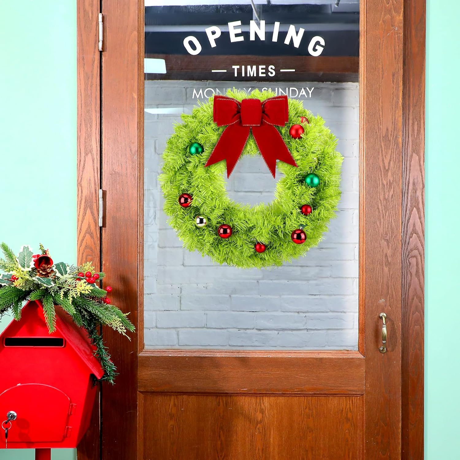 グリーンクリスマスリース フロントドア用 人工クリスマスドアリース クリスマスボールリボン付き クリスマスデコレーション 屋外屋内パ